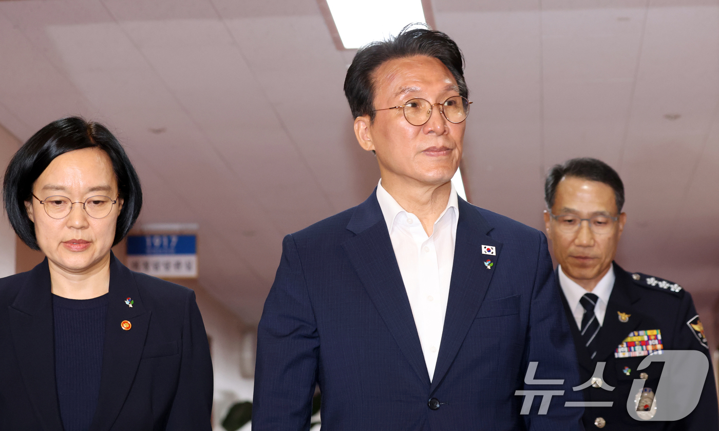 (서울=뉴스1) 김명섭 기자 = 김민석 국무총리, 한성숙 국무총리 후보자, 유재성 경찰청장 직무대행이 16일 오전 서울 종로구 세종대로 정부서울청사에서 열린 국무회의 겸 비상경제본 …