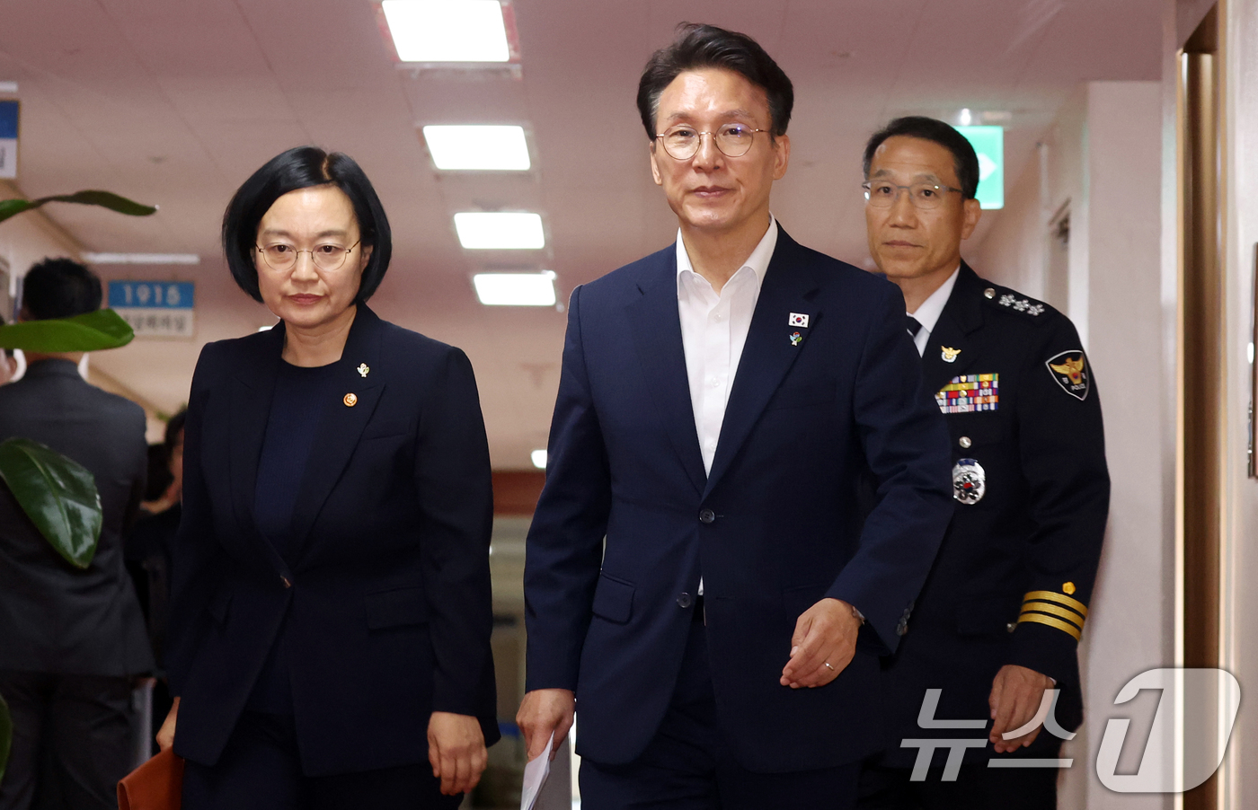 (서울=뉴스1) 김명섭 기자 = 김민석 국무총리, 한성숙 국무총리 후보자, 유재성 경찰청장 직무대행이 16일 오전 서울 종로구 세종대로 정부서울청사에서 열린 국무회의 겸 비상경제본 …