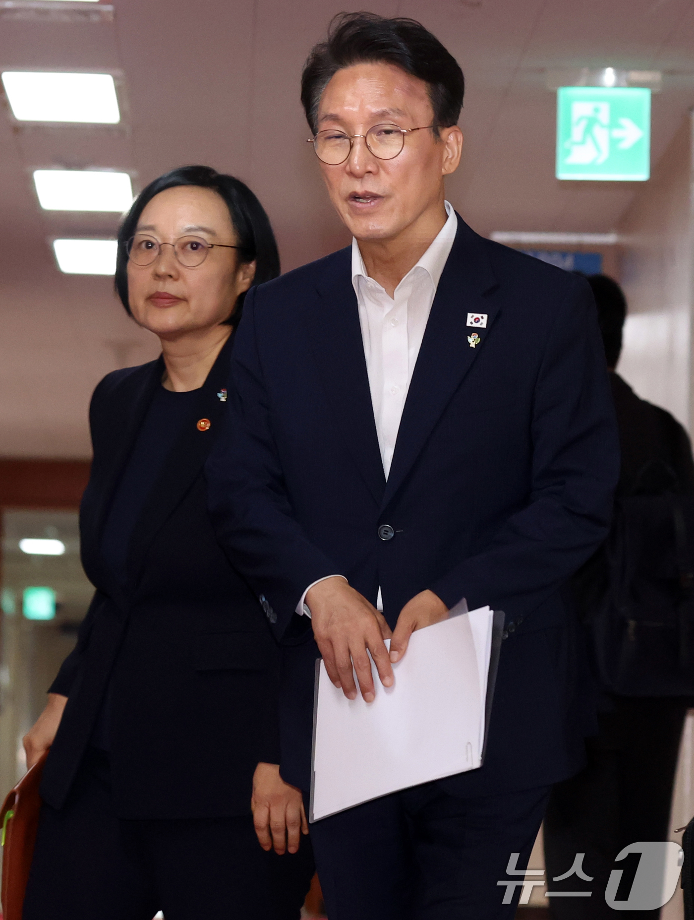 (서울=뉴스1) 김명섭 기자 = 김민석 국무총리, 한성숙 국무총리 후보자가 16일 오전 서울 종로구 세종대로 정부서울청사에서 열린 국무회의 겸 비상경제본부회의에 참석하고 있다. 2 …