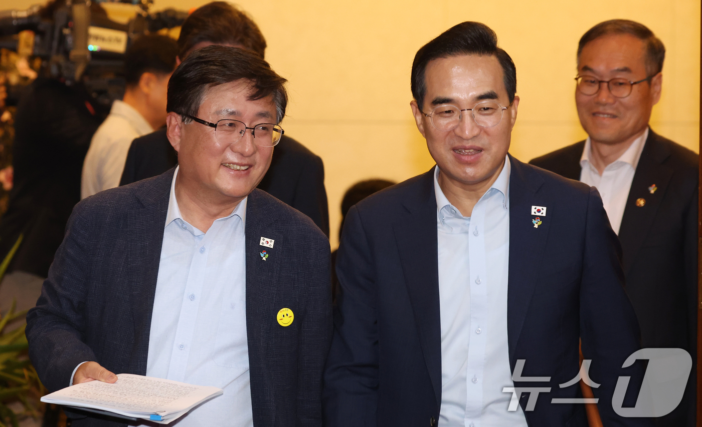 (서울=뉴스1) 김명섭 기자 = 박홍근 기회예산처 장관과 김성환 기후에너지환경부 장관이 16일 오전 서울 종로구 세종대로 정부서울청사에서 열린 국무회의 겸 비상경제본부회의에 참석하 …