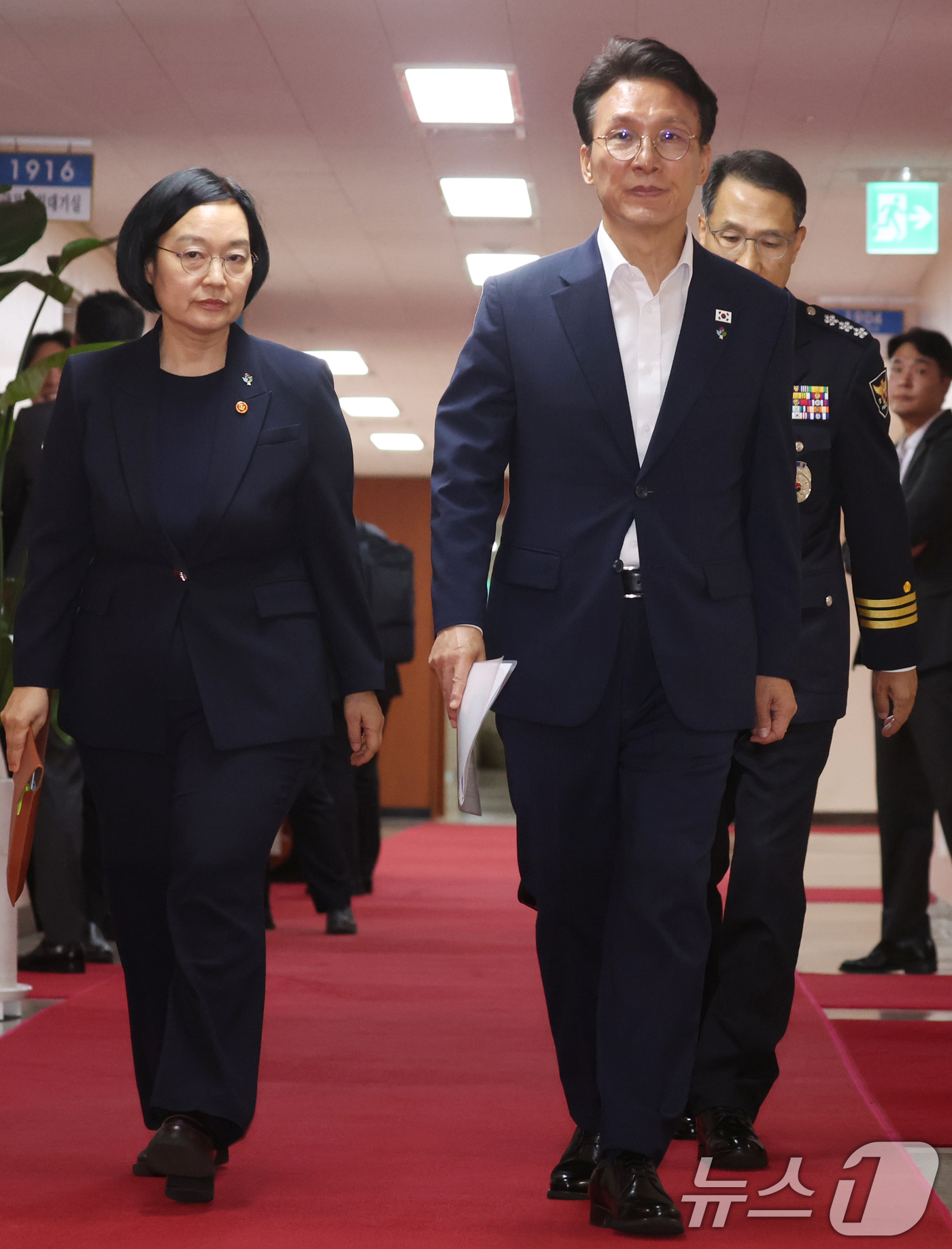 (서울=뉴스1) 김명섭 기자 = 김민석 국무총리, 한성숙 국무총리 후보자, 유재성 경찰청장 직무대행이 16일 오전 서울 종로구 세종대로 정부서울청사에서 열린 국무회의 겸 비상경제본 …
