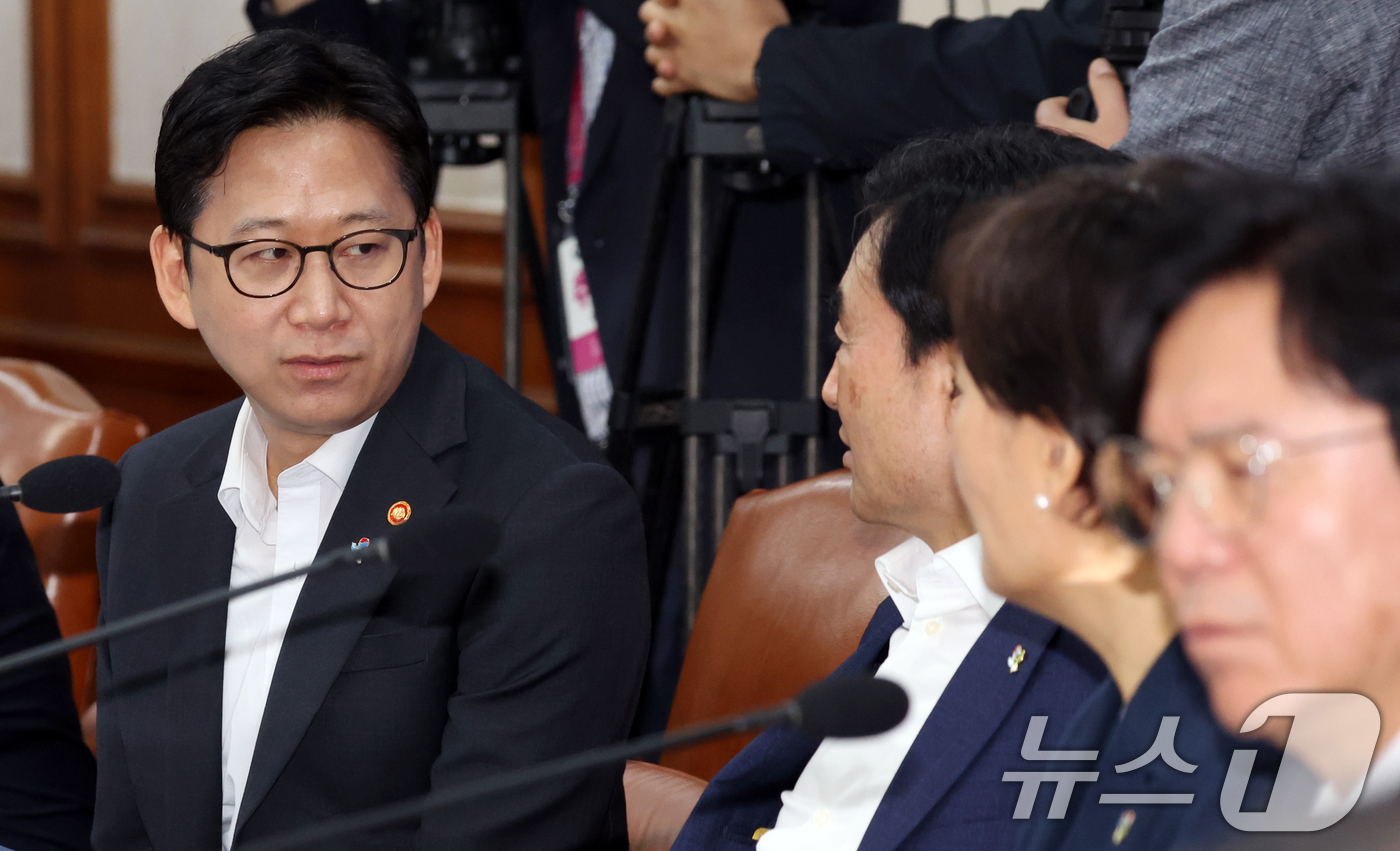 (서울=뉴스1) 김명섭 기자 = 배경훈 부총리 겸 과학기술정보통신부 장관과 안규백 국방부 장관이 16일 오전 서울 종로구 세종대로 정부서울청사에서 열린 국무회의 겸 비상경제본부회의 …