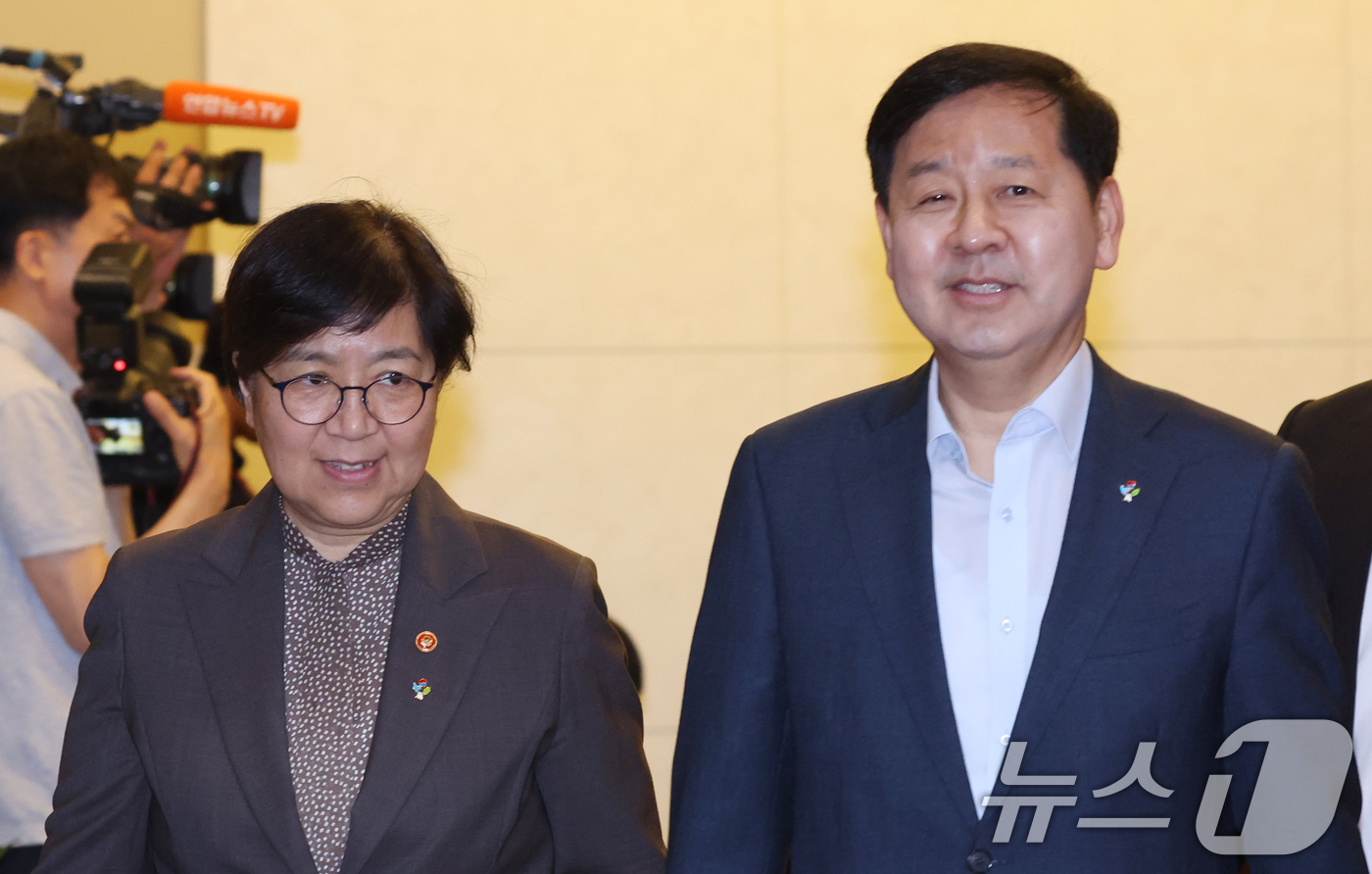 (서울=뉴스1) 김명섭 기자 = 구윤철 경제부총리 겸 재정경제부 장관과 정은경 보건복지부 장관이 16일 오전 서울 종로구 세종대로 정부서울청사에서 열린 국무회의 겸 비상경제본부회의 …