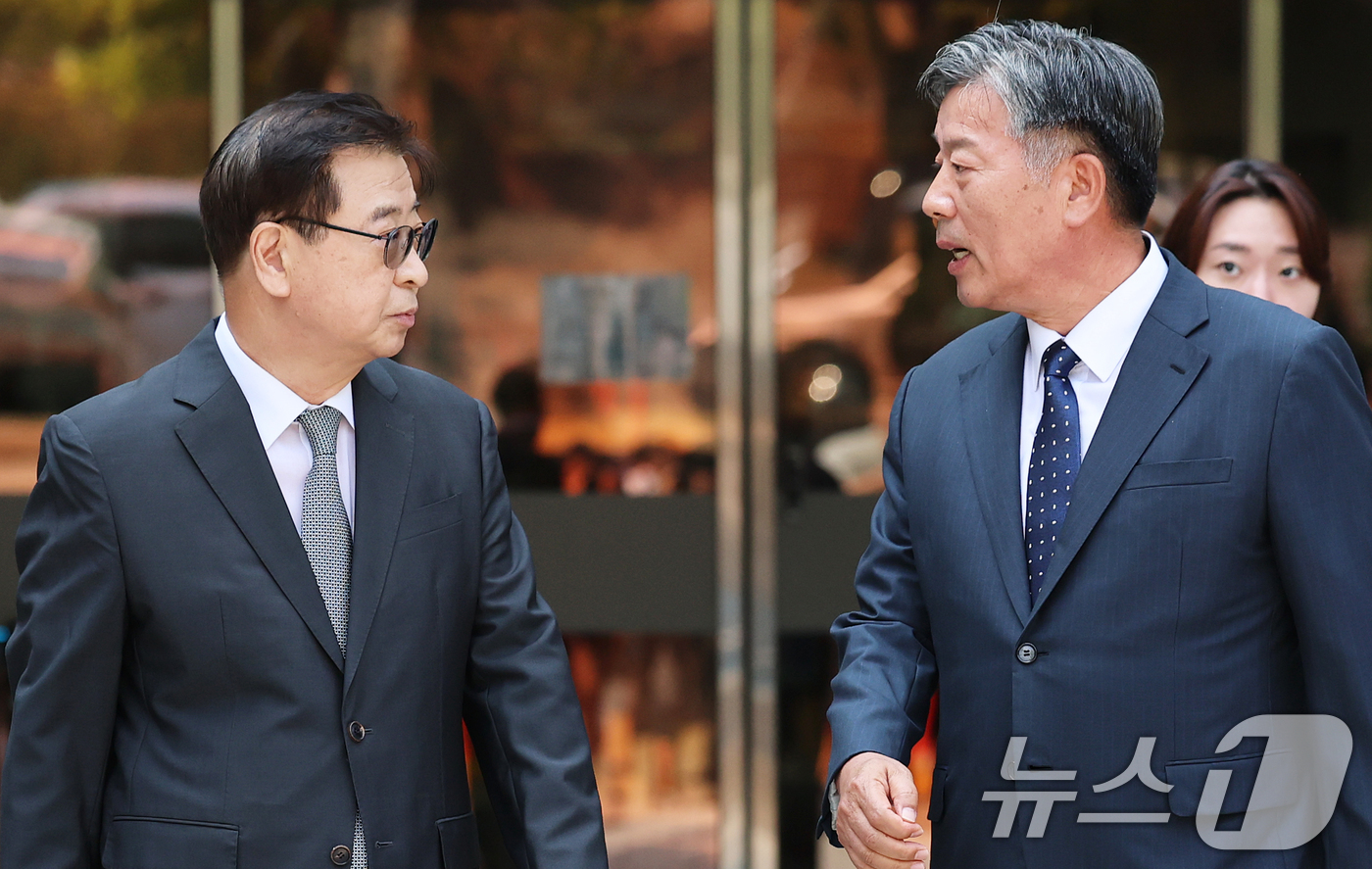 (서울=뉴스1) 오대일 기자 = 서훈 전 국가안보실장과 김홍희 전 해양경찰청장이 16일 서울 서초구 서울중앙지방법원애서 열린 서해 공무원 피격 사건 관련 허위공문서 작성 및 행사 …