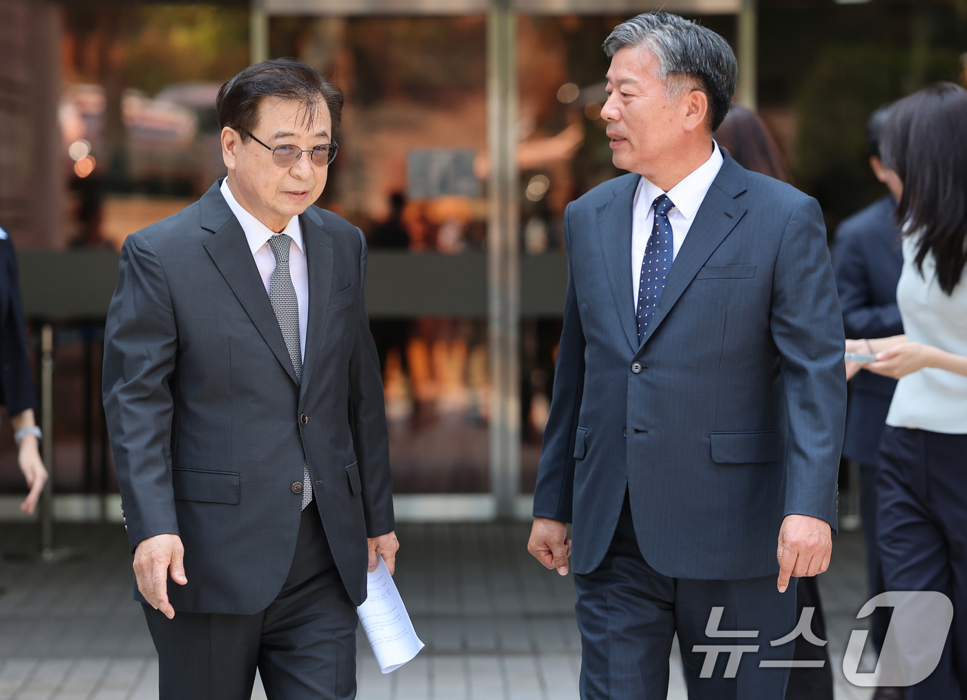 (서울=뉴스1) 오대일 기자 = 서훈 전 국가안보실장과 김홍희 전 해양경찰청장이 16일 서울 서초구 서울중앙지방법원애서 열린 서해 공무원 피격 사건 관련 허위공문서 작성 및 행사 …