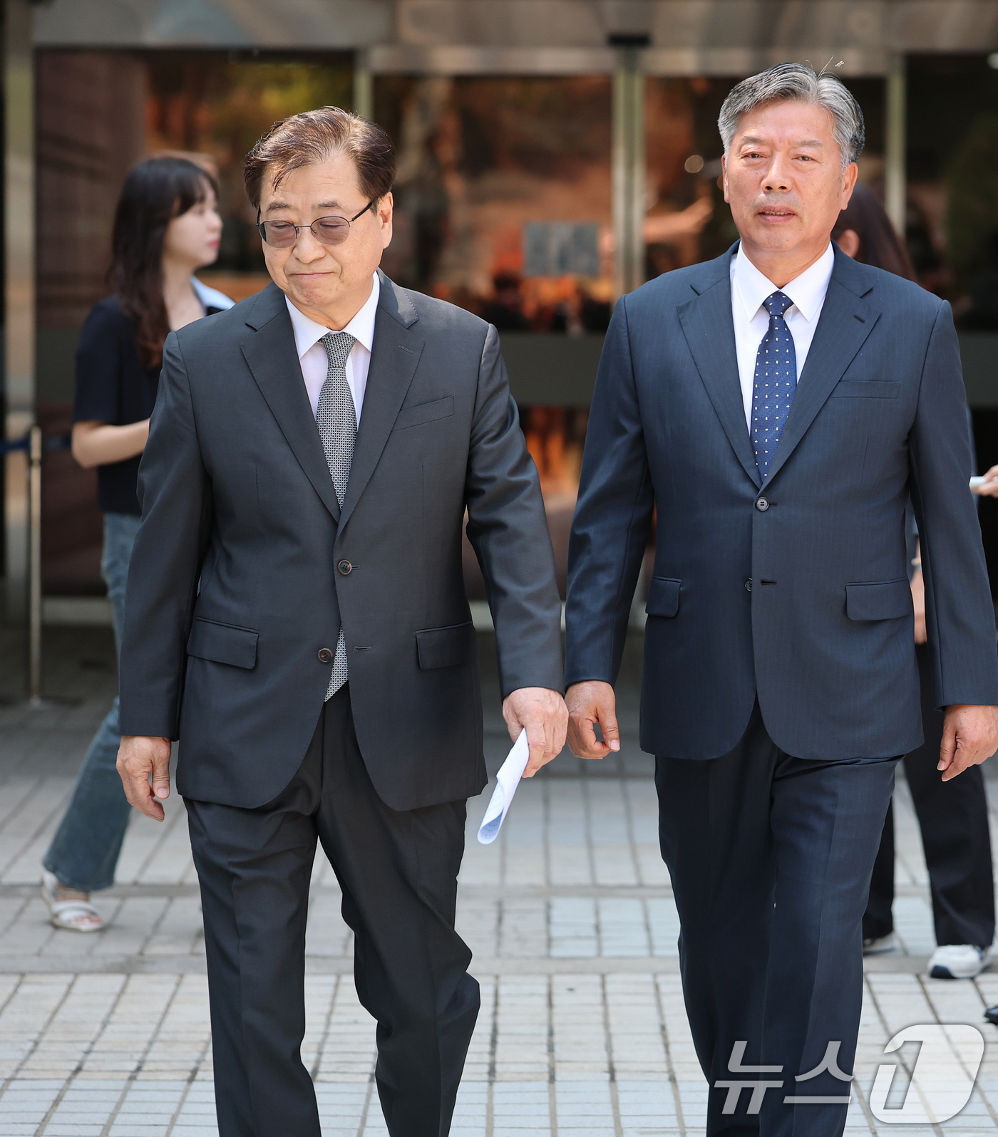 (서울=뉴스1) 오대일 기자 = 서훈 전 국가안보실장과 김홍희 전 해양경찰청장이 16일 서울 서초구 서울중앙지방법원애서 열린 서해 공무원 피격 사건 관련 허위공문서 작성 및 행사 …