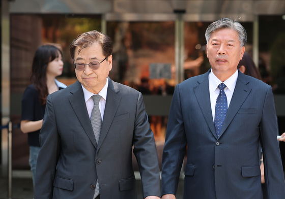 '항소심 무죄' 법정 나서는 서훈·김홍희