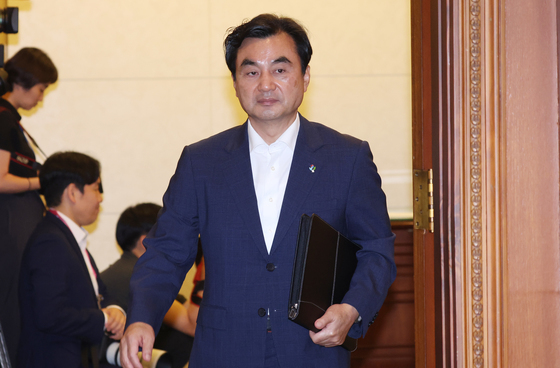 국무회의 참석하는 안규백 장관