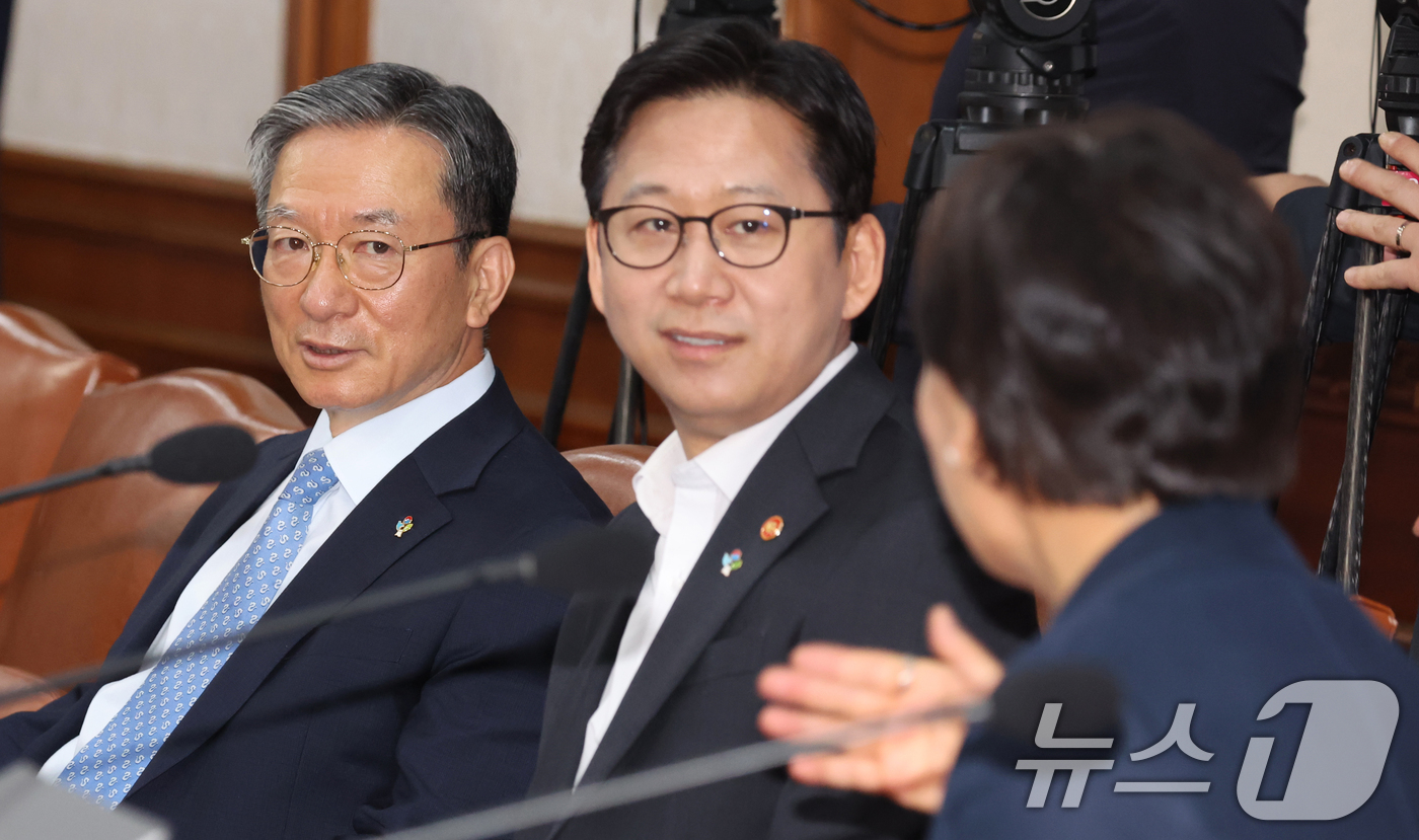 (서울=뉴스1) 김명섭 기자 = 정성호 법부무 장관, 배경훈 부총리 겸 과학기술정보통신부 장관, 송미령 농림축산식품부 장관이 16일 오전 서울 종로구 세종대로 정부서울청사에서 열린 …