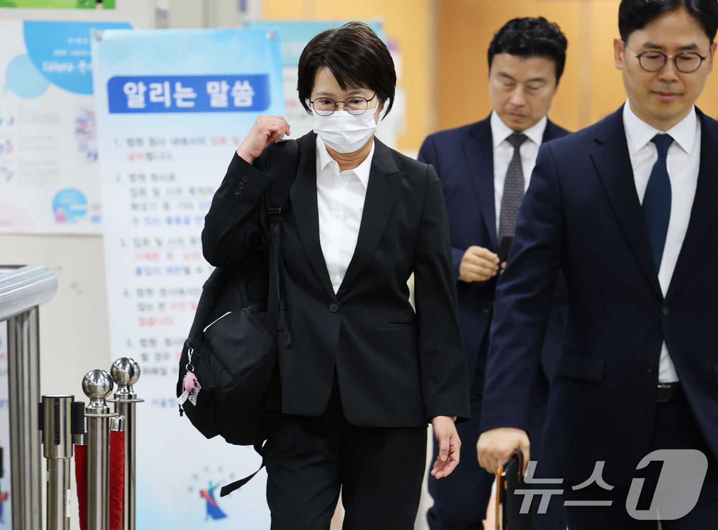 (서울=뉴스1) 오대일 기자 = 쿠팡 퇴직금 미지급 사건을 무혐의 처분하도록 외압을 행사한 혐의로 기소된 김동희 부산고검 검사가 16일 서울 서초구 서울중앙지방법원에서 열린 직권남 …