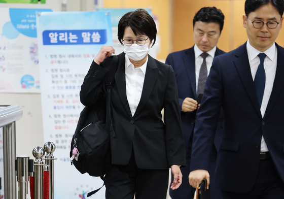 법정 향하는 김동희 검사