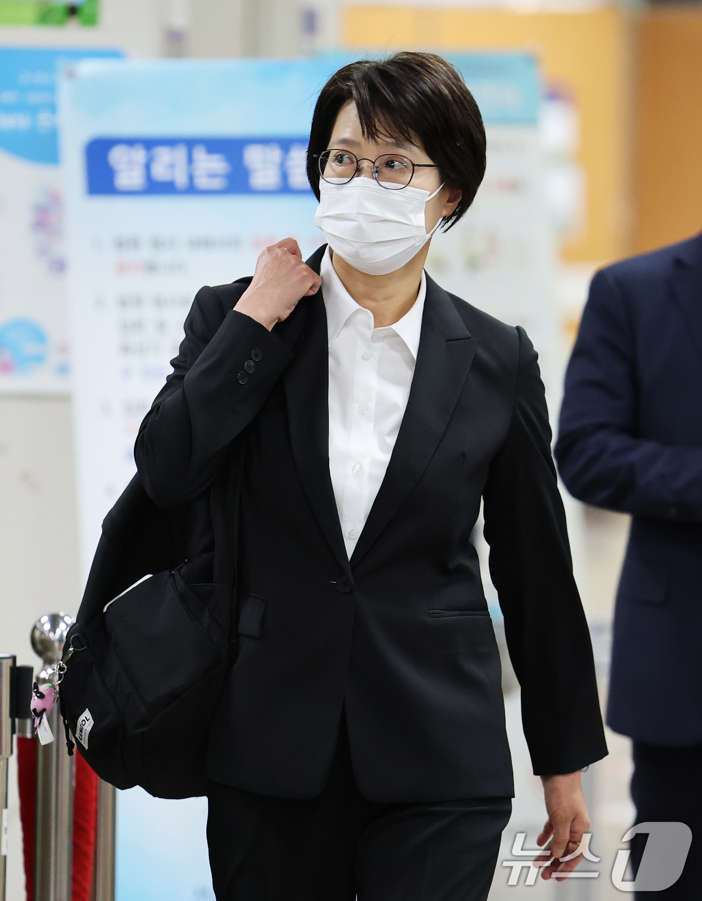 (서울=뉴스1) 오대일 기자 = 쿠팡 퇴직금 미지급 사건을 무혐의 처분하도록 외압을 행사한 혐의로 기소된 김동희 부산고검 검사가 16일 서울 서초구 서울중앙지방법원에서 열린 직권남 …