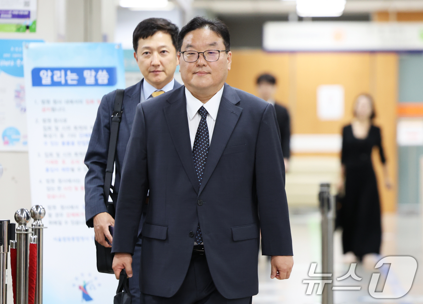 (서울=뉴스1) 오대일 기자 = 쿠팡 퇴직금 미지급 사건을 무혐의 처분하도록 외압을 행사한 혐의로 기소된 엄희준 광주고검 검사가 16일 서울 서초구 서울중앙지방법원에서 열린 직권남 …
