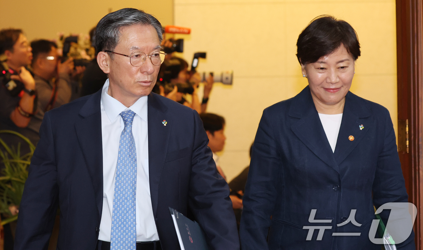 (서울=뉴스1) 김명섭 기자 = 정성호 법부무 장관과 송미령 농림축산식품부 장관이 16일 오전 서울 종로구 세종대로 정부서울청사에서 열린 국무회의 겸 비상경제본부회의에 참석하고 있 …