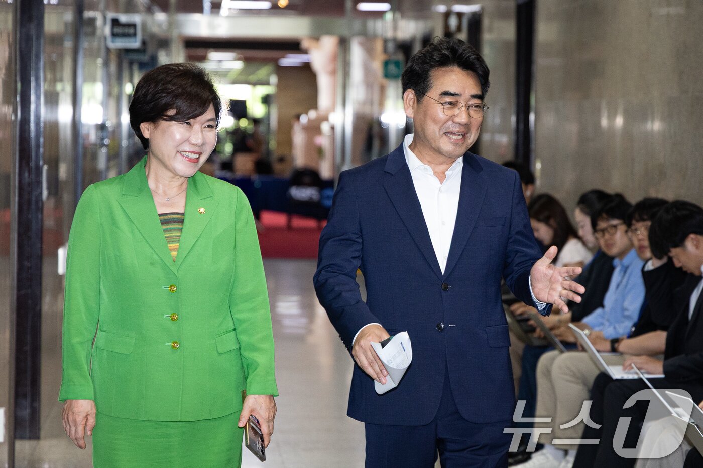 본문 이미지 - 국민의힘 소장파 의원 모임 '대안과미래' 간사 이성권 의원(오른쪽)과 조은희 의원이 16일 서울 여의도 국회에서 정점식 원내대표 면담을 위해 원내대표실로 들어서고 있다. 2026.6.16 ⓒ 뉴스1 유승관 기자