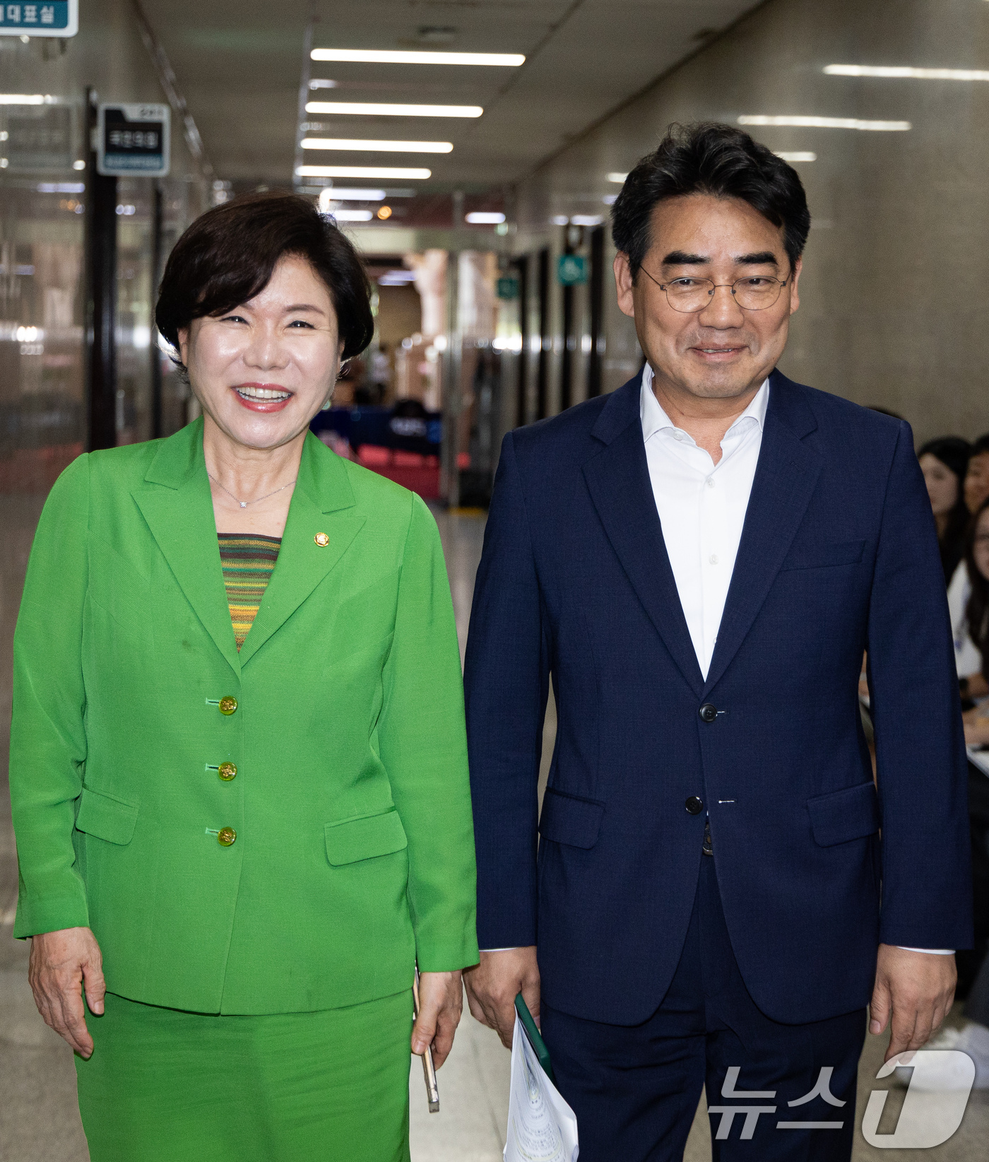 (서울=뉴스1) 유승관 기자 = 국민의힘 소장파 의원 모임 '대안과미래' 간사 이성권 의원(오른쪽)과 조은희 의원이 16일 서울 여의도 국회에서 정점식 원내대표 면담을 위해 원내대 …