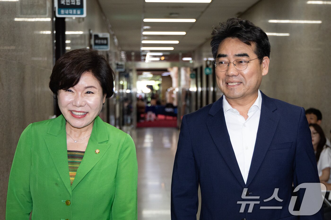 본문 이미지 - 국민의힘 초·재선 의원 모임 '대안과미래' 간사 이성권 의원(오른쪽)과 조은희 의원이 지난 16일 서울 여의도 국회에서 정점식 원내대표 면담을 위해 원내대표실로 들어서고 있다. 대안과미래는 당 지도부의 6·3 지방선거 선거소청 결정과 관련해 의원총회 소집을 요청할 예정이다. 2026.6.16 ⓒ 뉴스1 유승관 기자