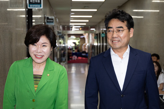 정점식 원내대표 면담위해 원내대표실 들어서는 이성권·조은희 의원