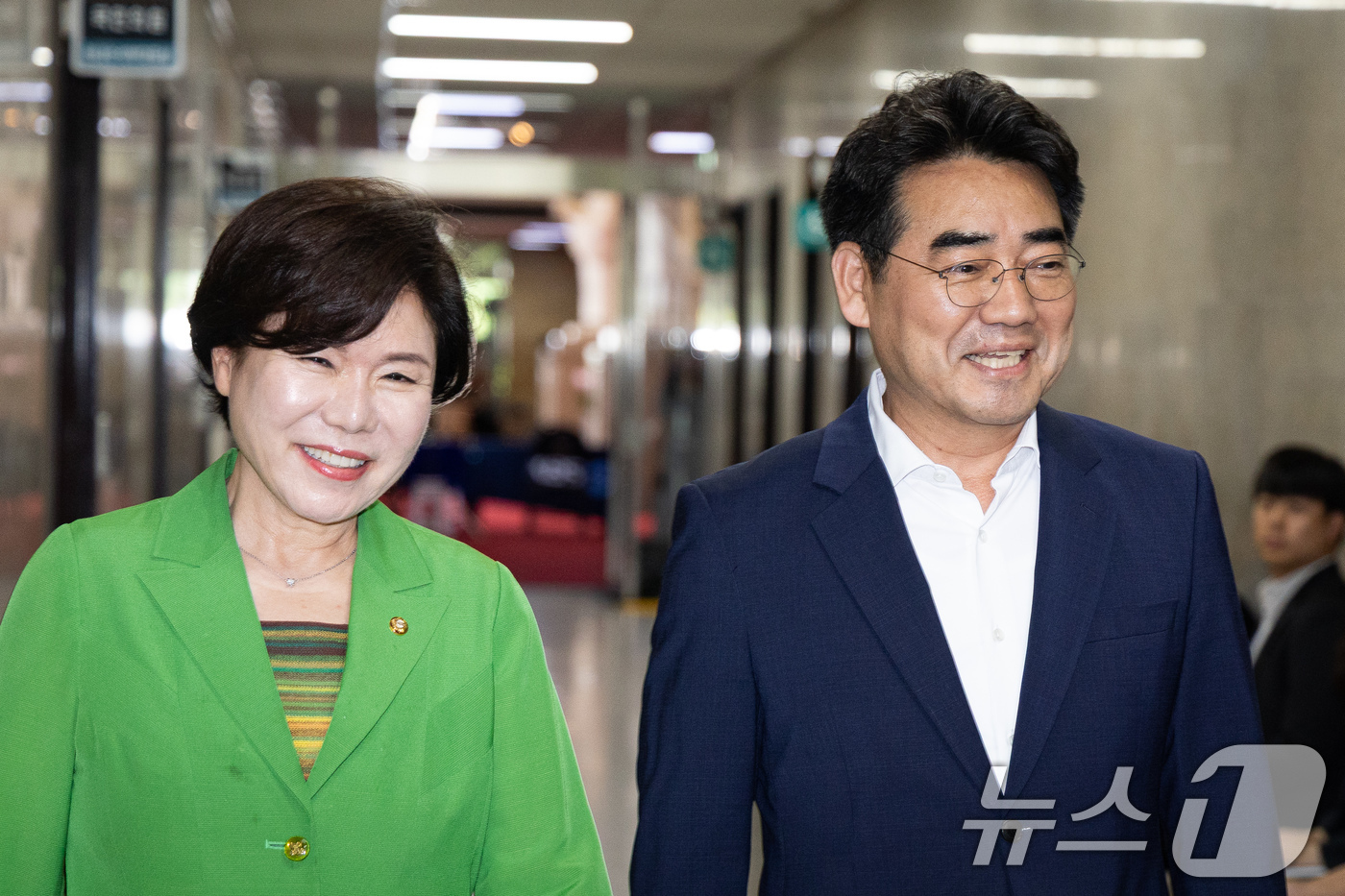 (서울=뉴스1) 유승관 기자 = 국민의힘 소장파 의원 모임 '대안과미래' 간사 이성권 의원(오른쪽)과 조은희 의원이 16일 서울 여의도 국회에서 정점식 원내대표 면담을 위해 원내대 …