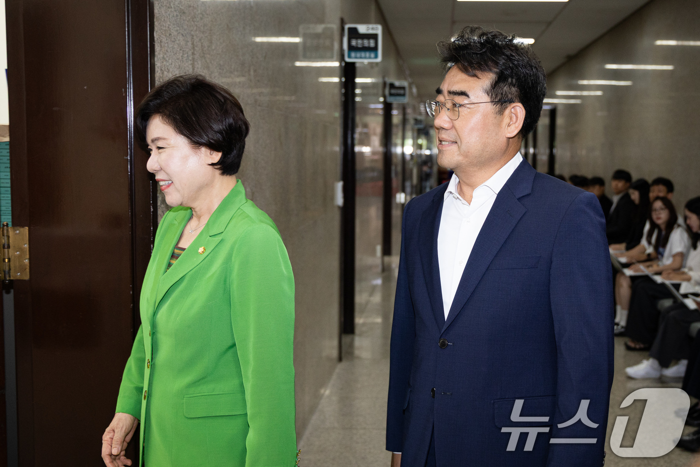 (서울=뉴스1) 유승관 기자 = 국민의힘 소장파 의원 모임 '대안과미래' 간사 이성권 의원(오른쪽)과 조은희 의원이 16일 서울 여의도 국회에서 정점식 원내대표 면담을 위해 원내대 …