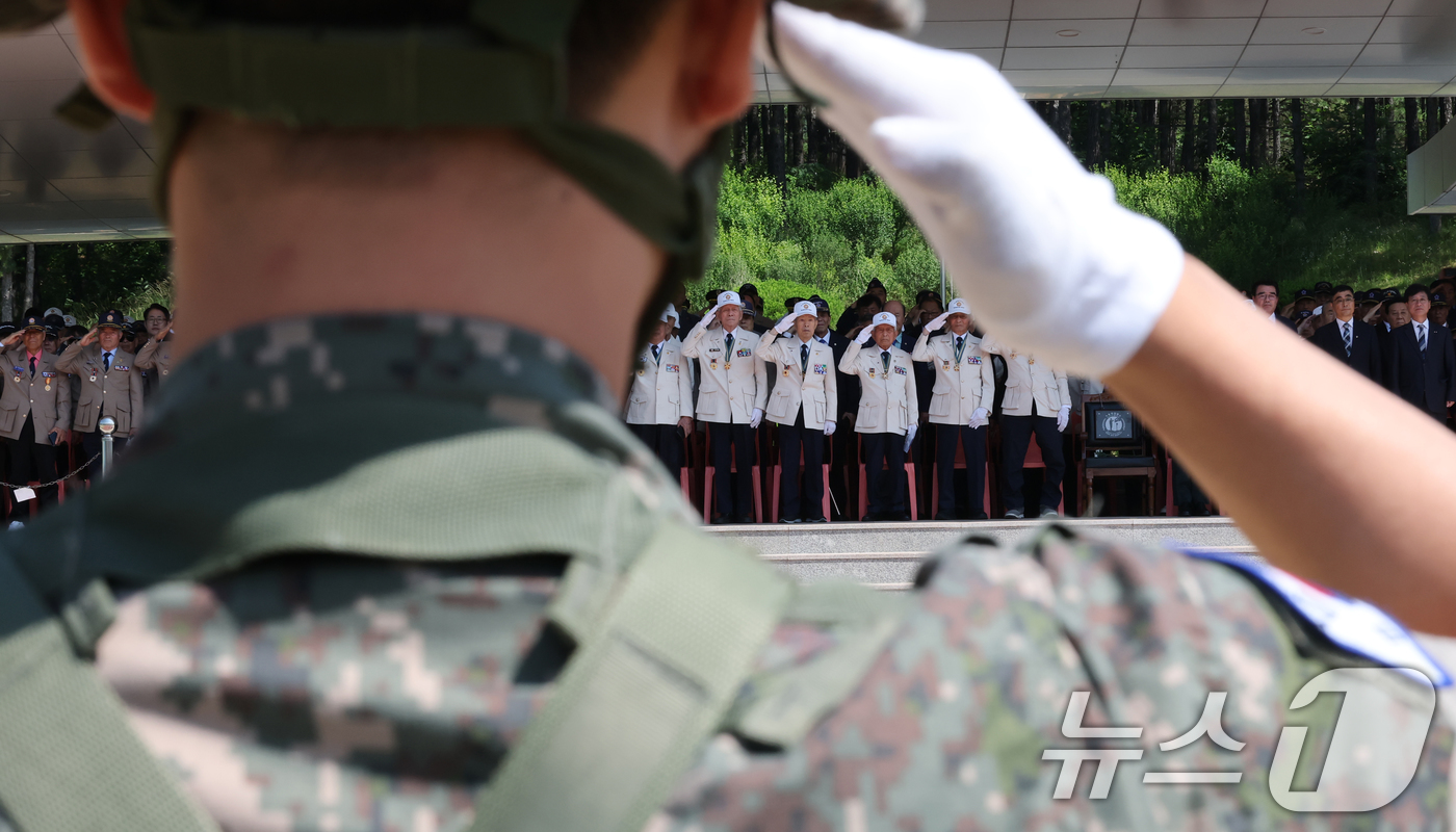 (대전=뉴스1) 김기태 기자 = 16일 육군 32보병사단에서 열린 참전용사와 지역주민 부대초청 행사에서 군장병이 참전용사에게 거수경례를 하고 있다. 2026.6.16/뉴스1