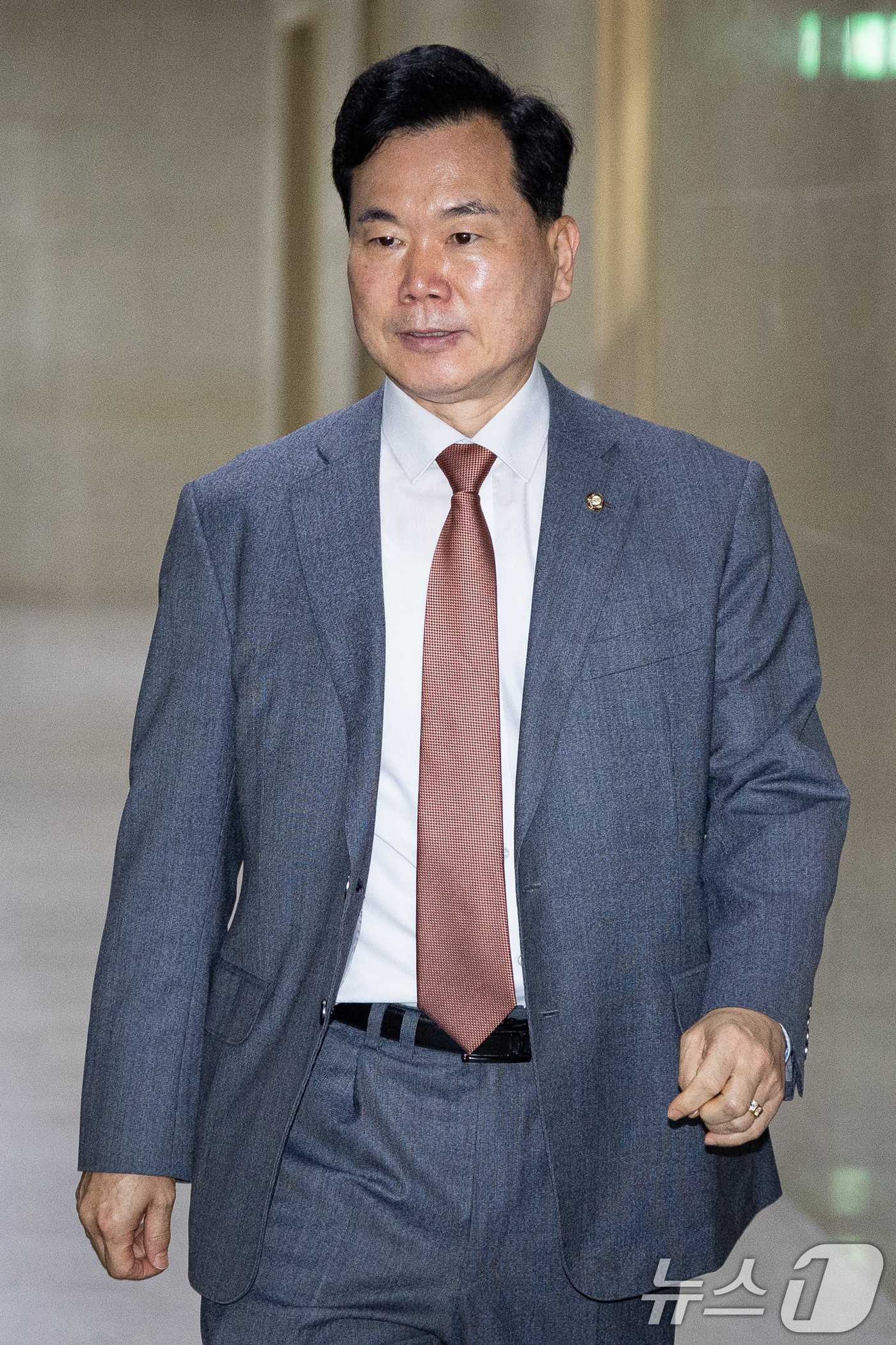 (서울=뉴스1) 유승관 기자 = 김승수 국민의힘 원내운영수석부대표가 16일 서울 여의도 국회에서 여야 원내수석 회동을 위해 운영위원장실로 향하고 있다. 2026.6.16/뉴스1