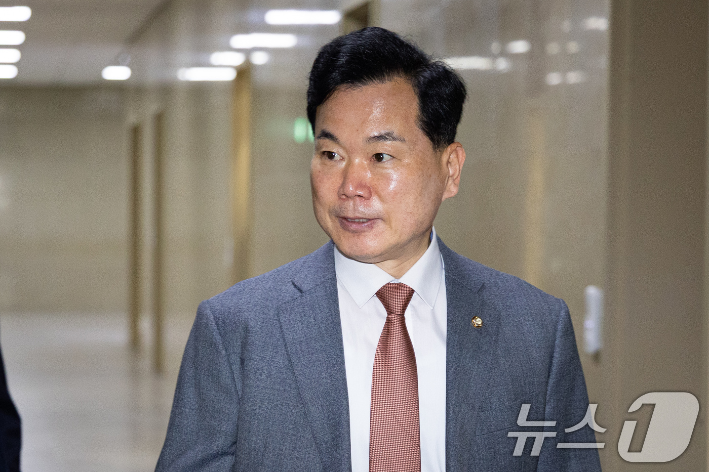 (서울=뉴스1) 유승관 기자 = 김승수 국민의힘 원내운영수석부대표가 16일 서울 여의도 국회에서 여야 원내수석 회동을 위해 운영위원장실로 향하고 있다. 2026.6.16/뉴스1