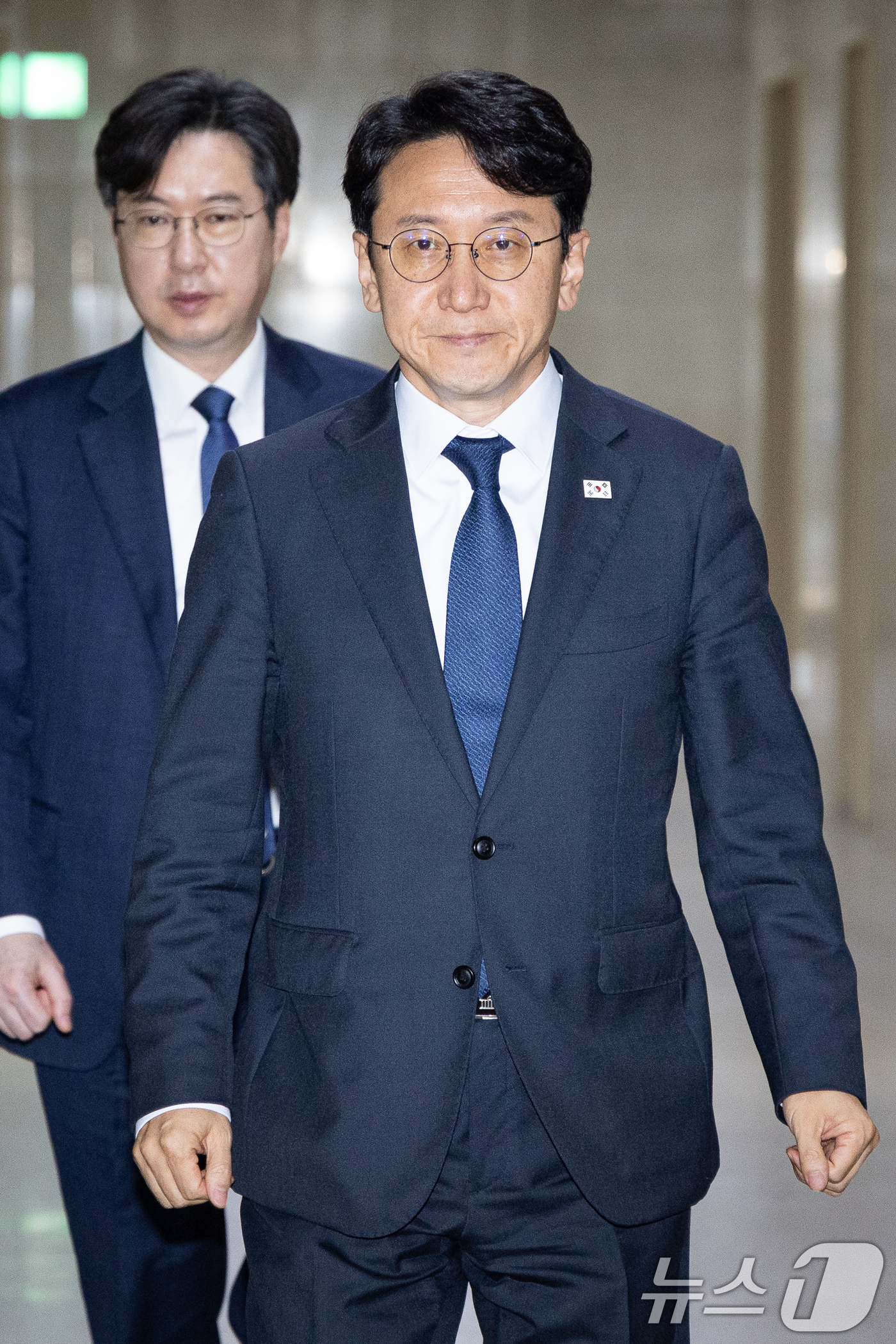(서울=뉴스1) 유승관 기자 = 천준호 더불어민주당 원내운영수석부대표가 16일 서울 여의도 국회에서 여야 원내수석 회동을 위해 운영위원장실로 향하고 있다. 2026.6.16/뉴스1 …