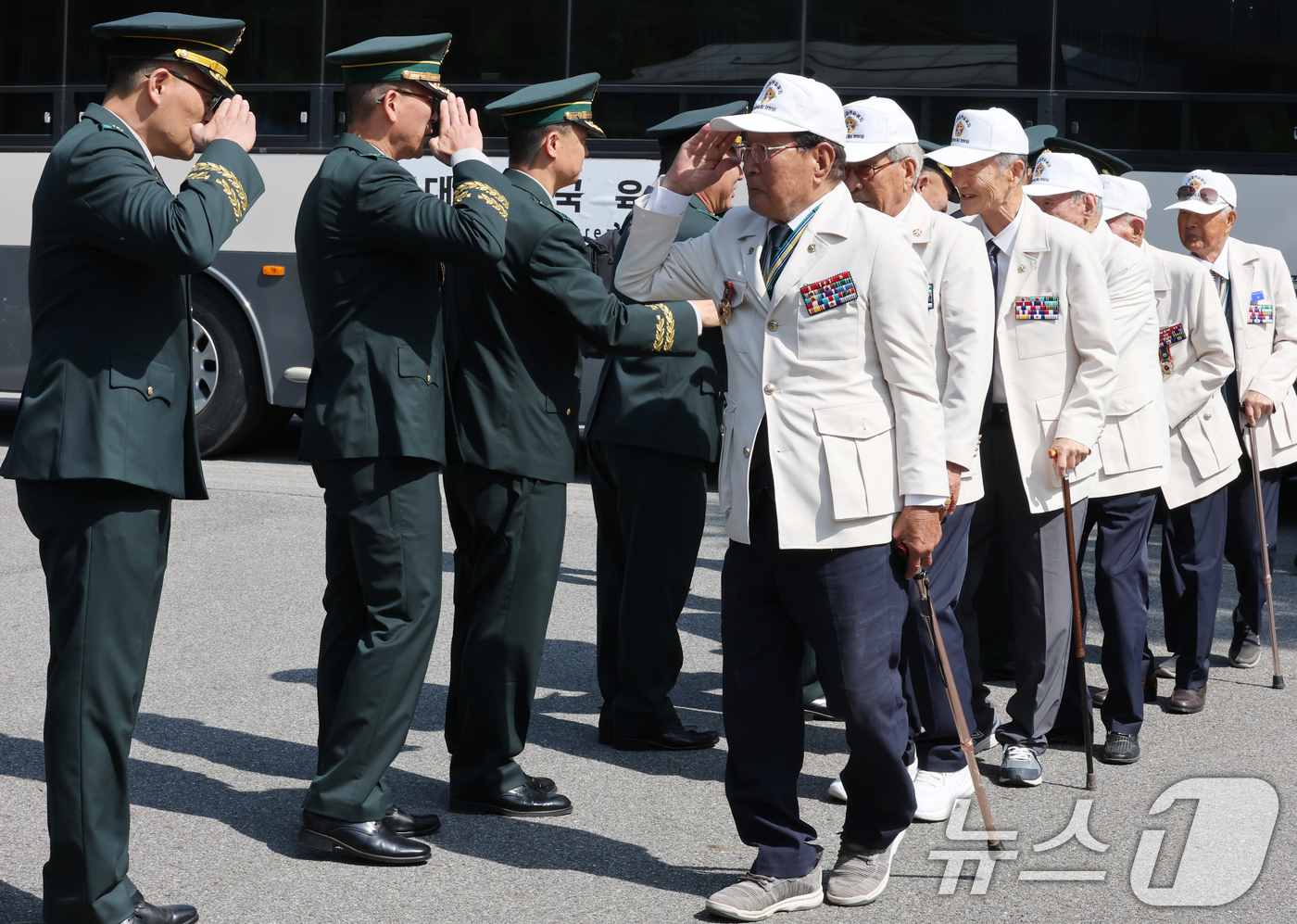 (대전=뉴스1) 김기태 기자 = 16일 육군 32보병사단에서 열린 참전용사와 지역주민 부대초청 행사에서 김지면 사단장과 장교들이 참전용사에게 거수경례를 하며 인사하고 있다. 202 …