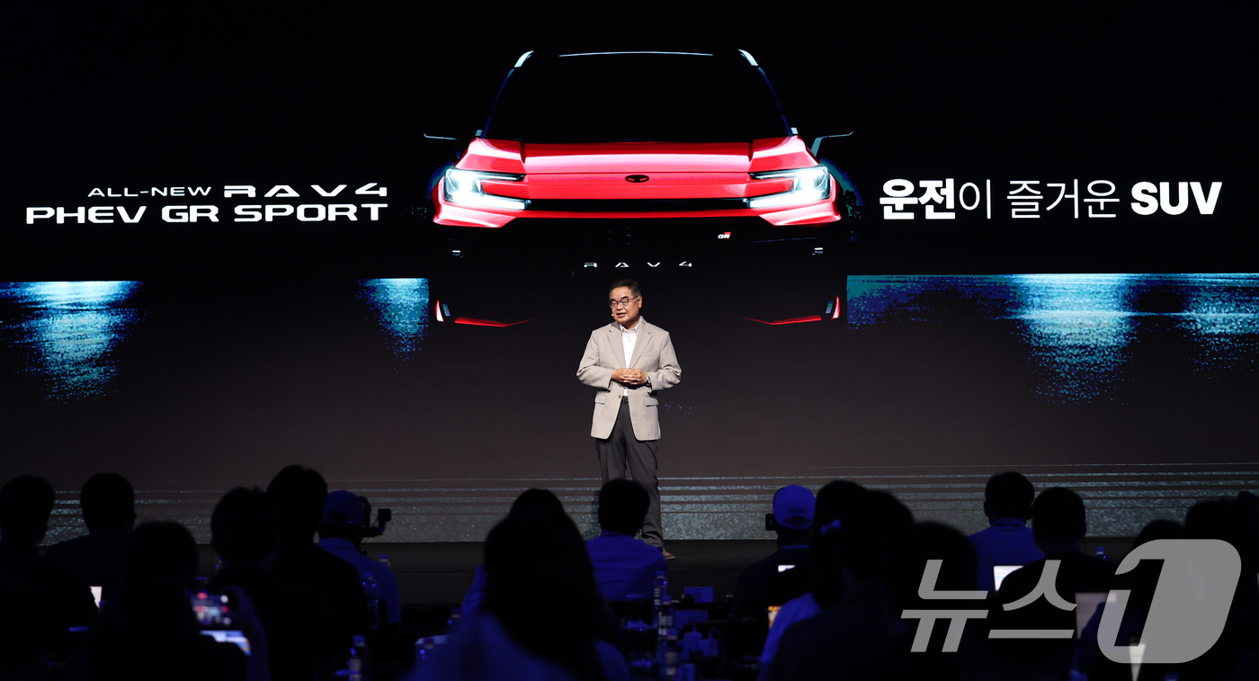 (인천=뉴스1) 구윤성 기자 = 콘야마 마나부 한국토요타자동차 사장이 16일 인천 영종도 하얏트리젠시 인천 파라다이스시티에서 열린 토요타 '올 뉴 RAV4' 공개 언론설명회에서 신 …