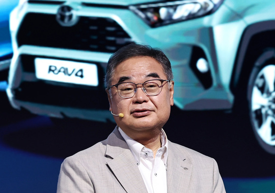 6세대 RAV4 소개하는 콘야마 마나부 한국토요타 사장