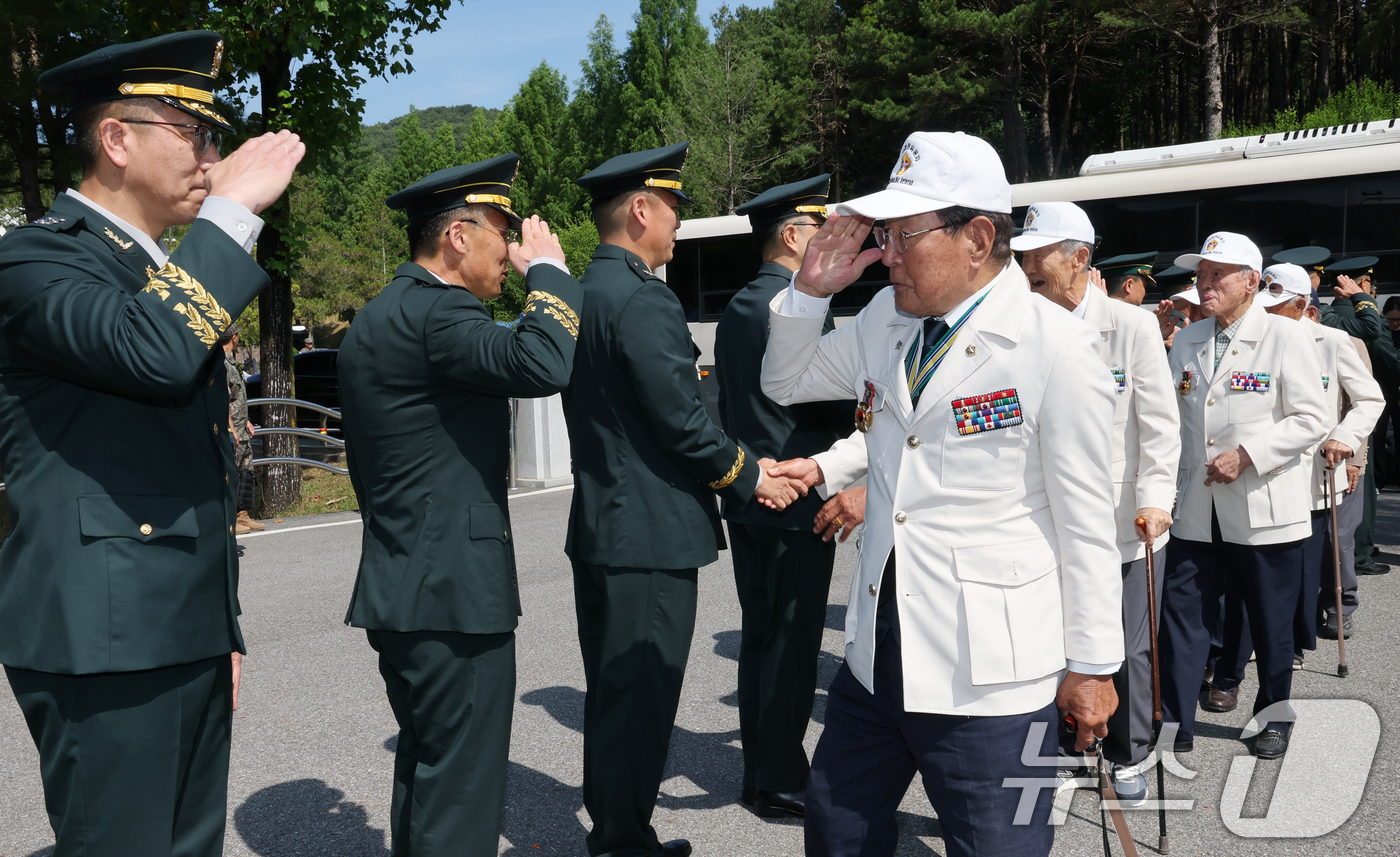 (대전=뉴스1) 김기태 기자 = 16일 육군 32보병사단에서 열린 참전용사와 지역주민 부대초청 행사에서 김지면 사단장과 장교들이 참전용사에게 거수경례를 하며 인사하고 있다. 202 …