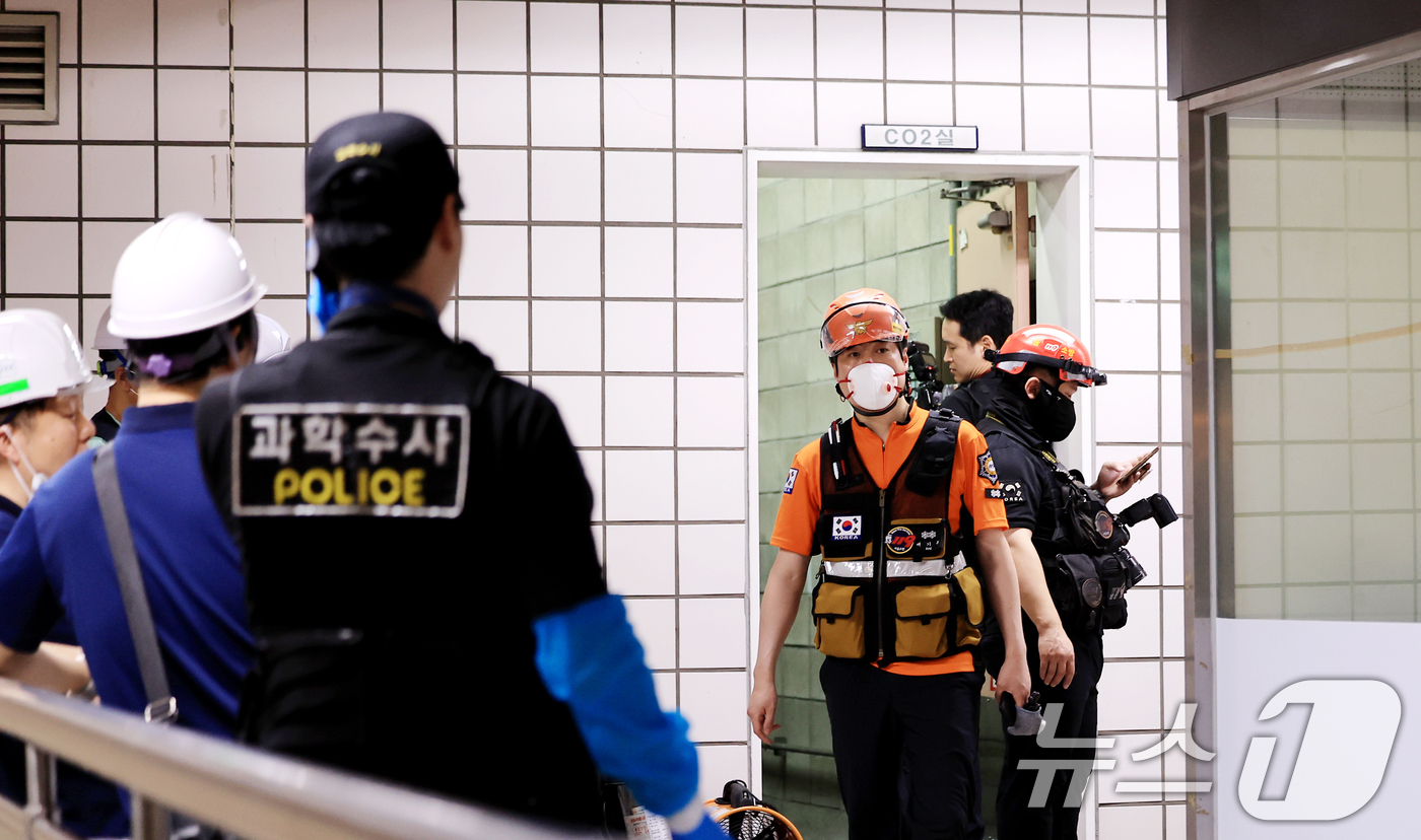 (서울=뉴스1) 이호윤 기자 = 16일 서울 지하철 6호선 안암역 이산화탄소 누출 사고현장에서 소방대원들이 사고조사를 하고 있다. 2026.6.16/뉴스1