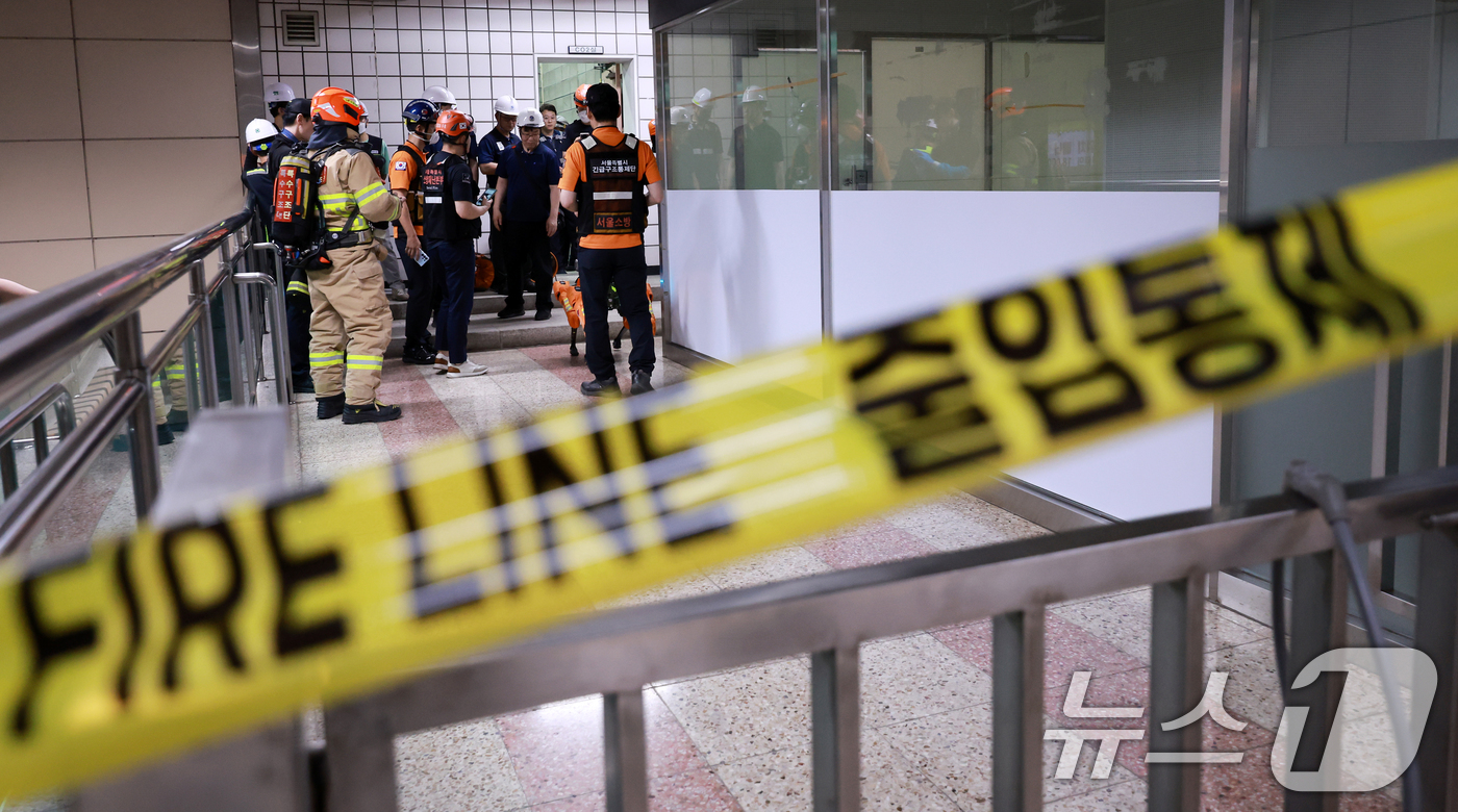 (서울=뉴스1) 이호윤 기자 = 16일 서울 지하철 6호선 안암역 이산화탄소 누출 사고현장에 출입이 통제되고 있다. 2026.6.16/뉴스1