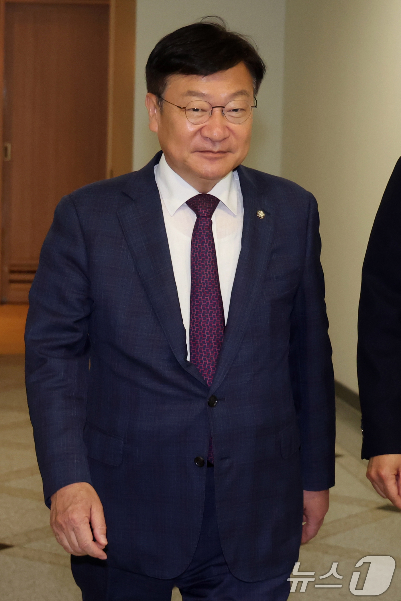 (서울=뉴스1) 황기선 기자 = 정점식 국민의힘 원내대표가 16일 서울 여의도의 한식당에서 5선 의원과 오찬을 위해 이동하고 있다.  2026.6.16/뉴스1