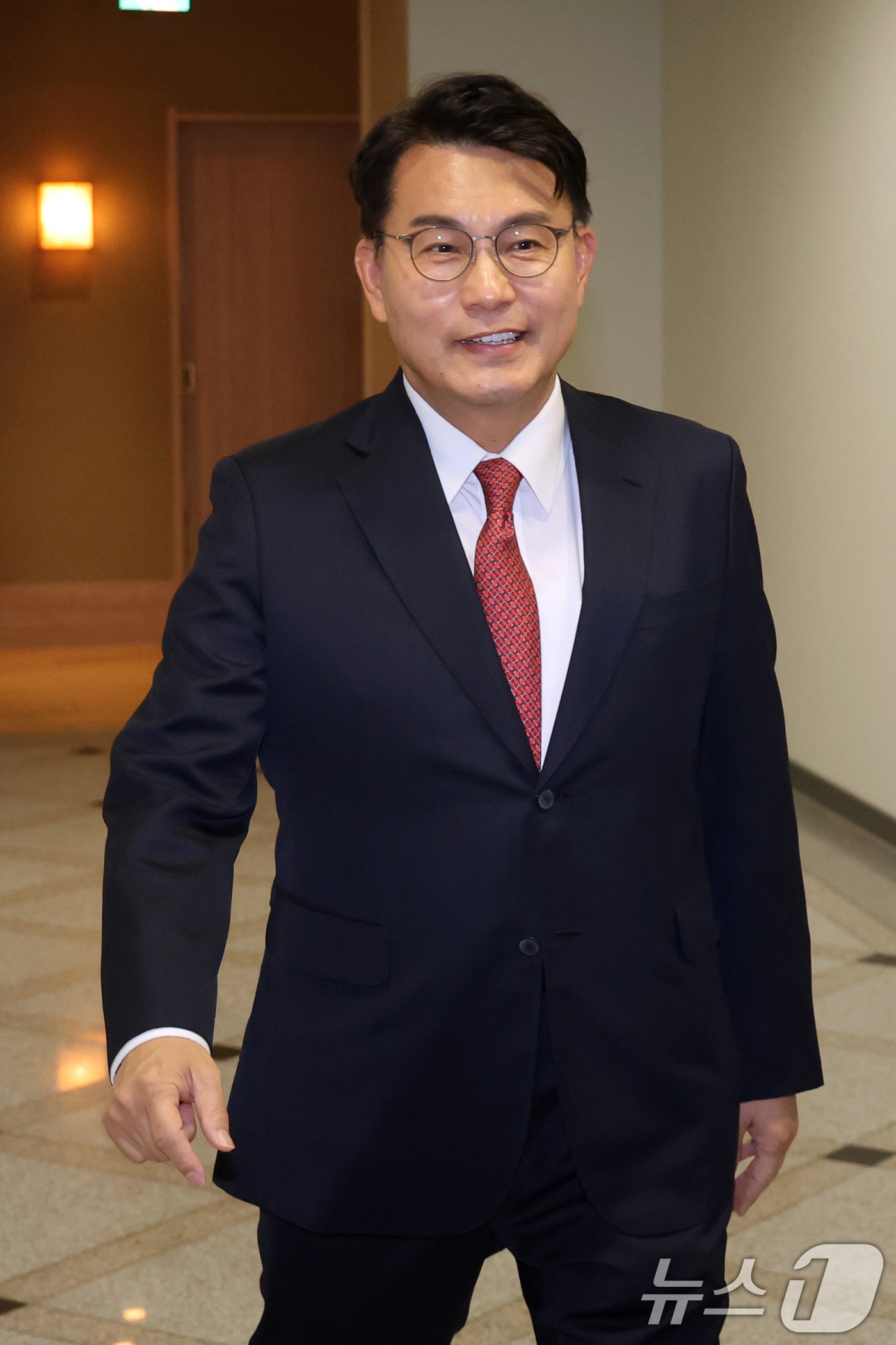 (서울=뉴스1) 황기선 기자 = 윤상현 국민의힘 의원이 16일 서울 여의도의 한식당에서 정점식 원내대표와 5선 의원과의 오찬을 위해 이동하고 있다.  2026.6.16/뉴스1