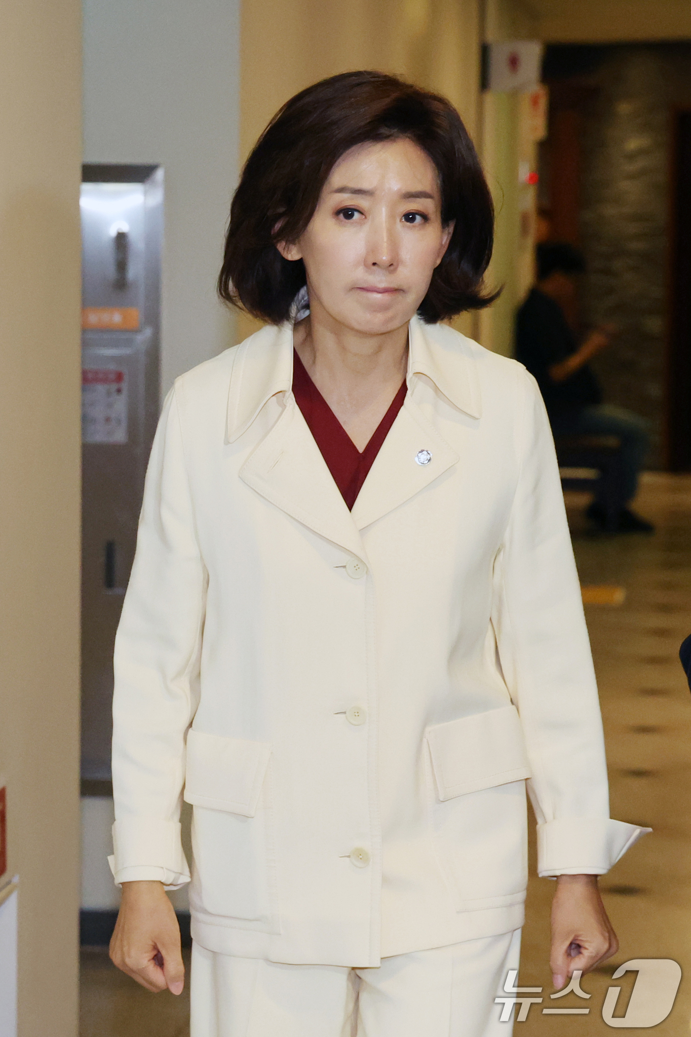 (서울=뉴스1) 황기선 기자 = 나경원 국민의힘 의원이 16일 서울 여의도의 한식당에서 정점식 원내대표와 5선 의원과의 오찬을 위해 이동하고 있다.  2026.6.16/뉴스1