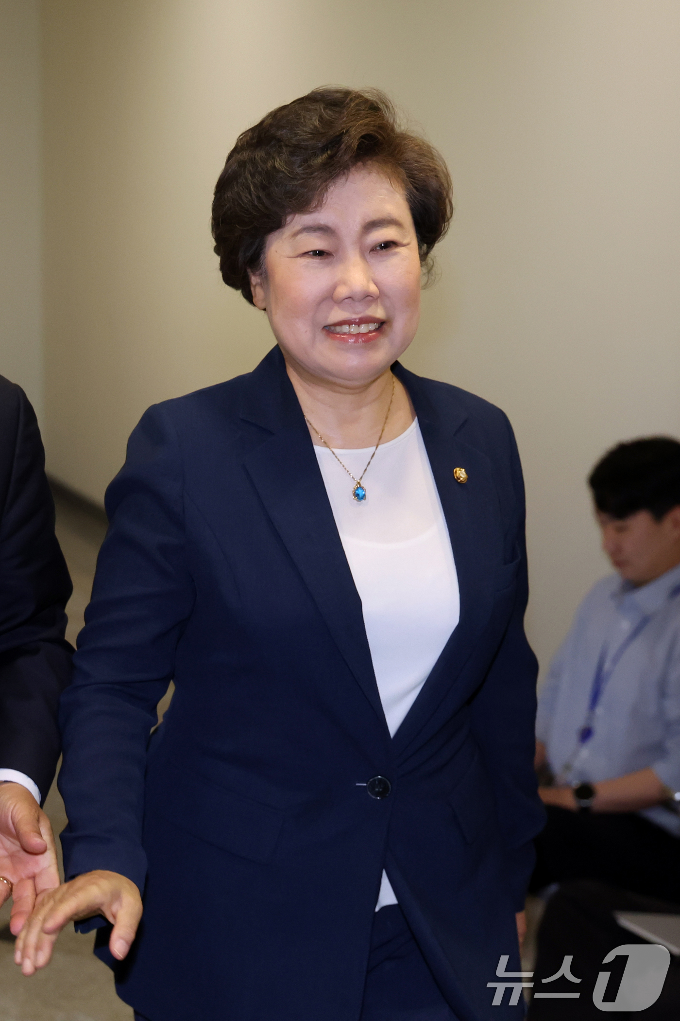 (서울=뉴스1) 황기선 기자 = 조배숙 국민의힘 의원이 16일 서울 여의도의 한식당에서 정점식 원내대표와 5선 의원과의 오찬을 위해 이동하고 있다.  2026.6.16/뉴스1