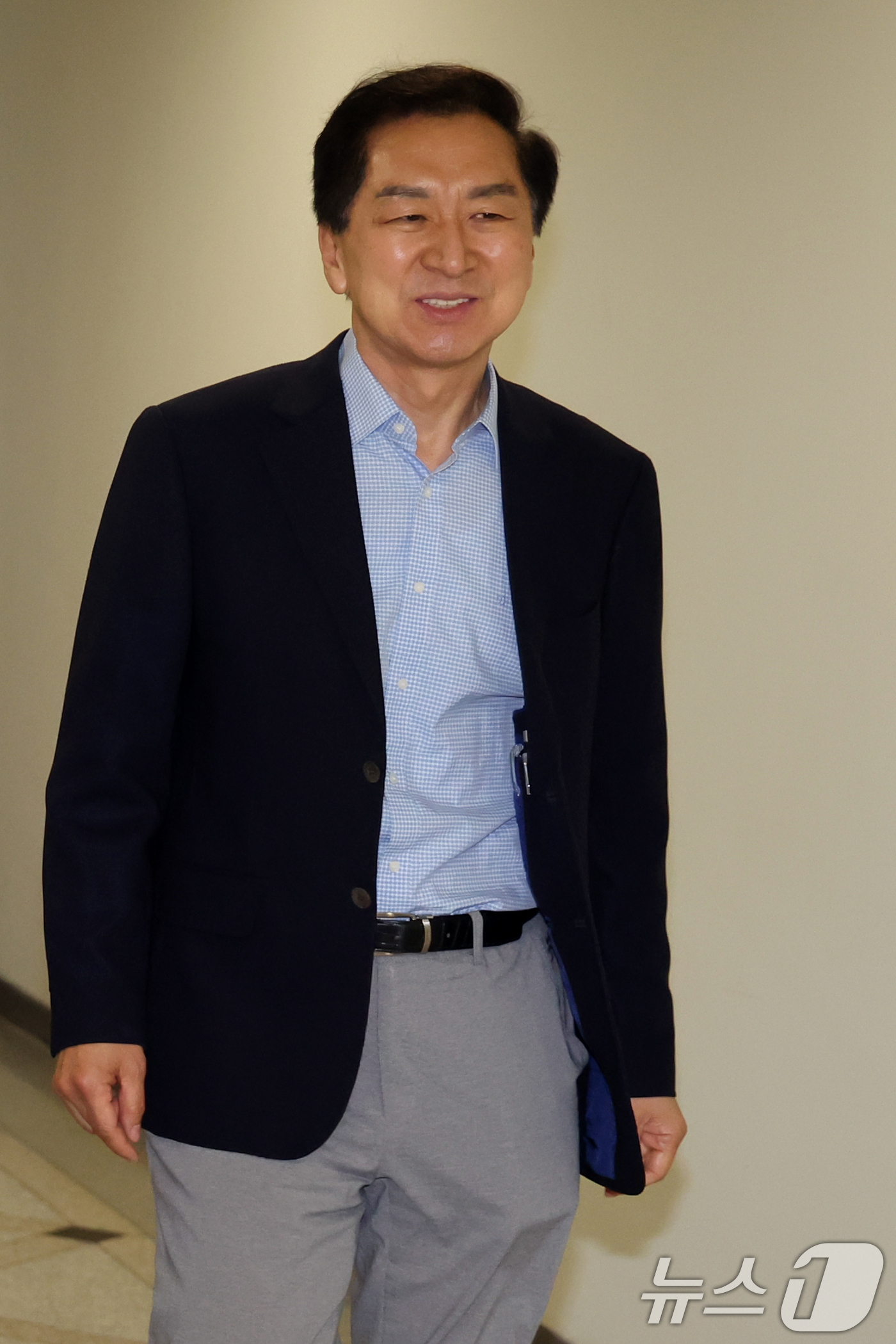 (서울=뉴스1) 황기선 기자 = 김기현 국민의힘 의원이 16일 서울 여의도의 한식당에서 정점식 원내대표와 5선 의원과의 오찬을 위해 이동하고 있다.  2026.6.16/뉴스1