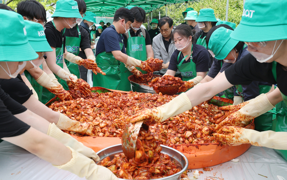 양파 김치 담그는 한국농업기술진흥원 관계자들
