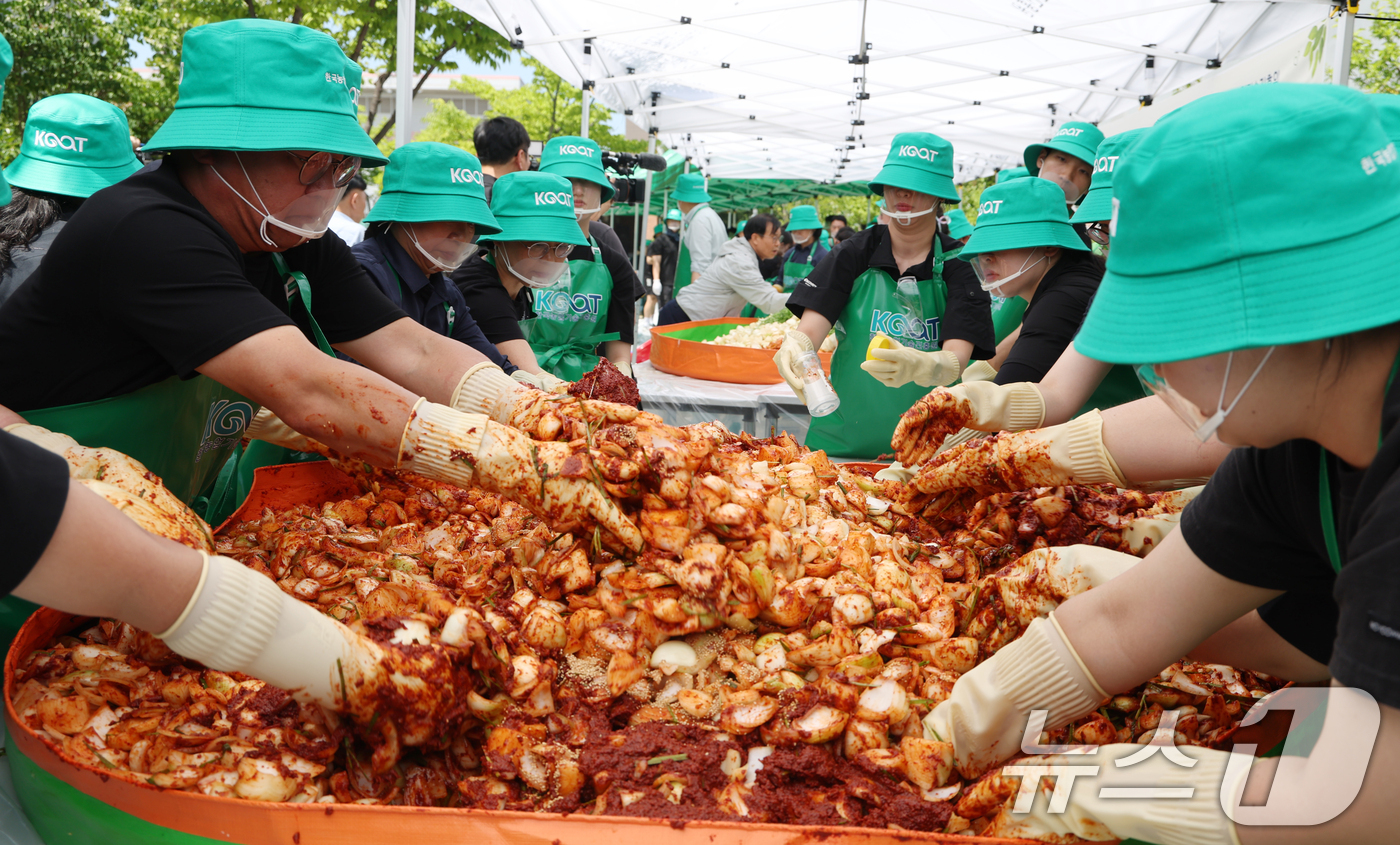 (익산=뉴스1) 유경석 기자 = 16일 전북 익산시 한국농업기술진흥원에서 열린 국산 양파 소비촉진 상생 캠페인에서 관계자들이 양파 김치를 담그고 있다. 2026.6.16/뉴스1