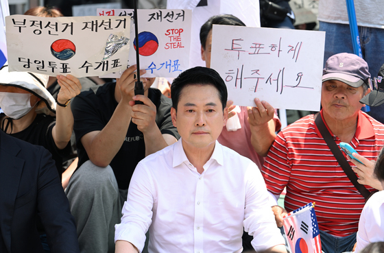 핸드볼경기장 개표소 앞 자리 잡은 장동혁 대표