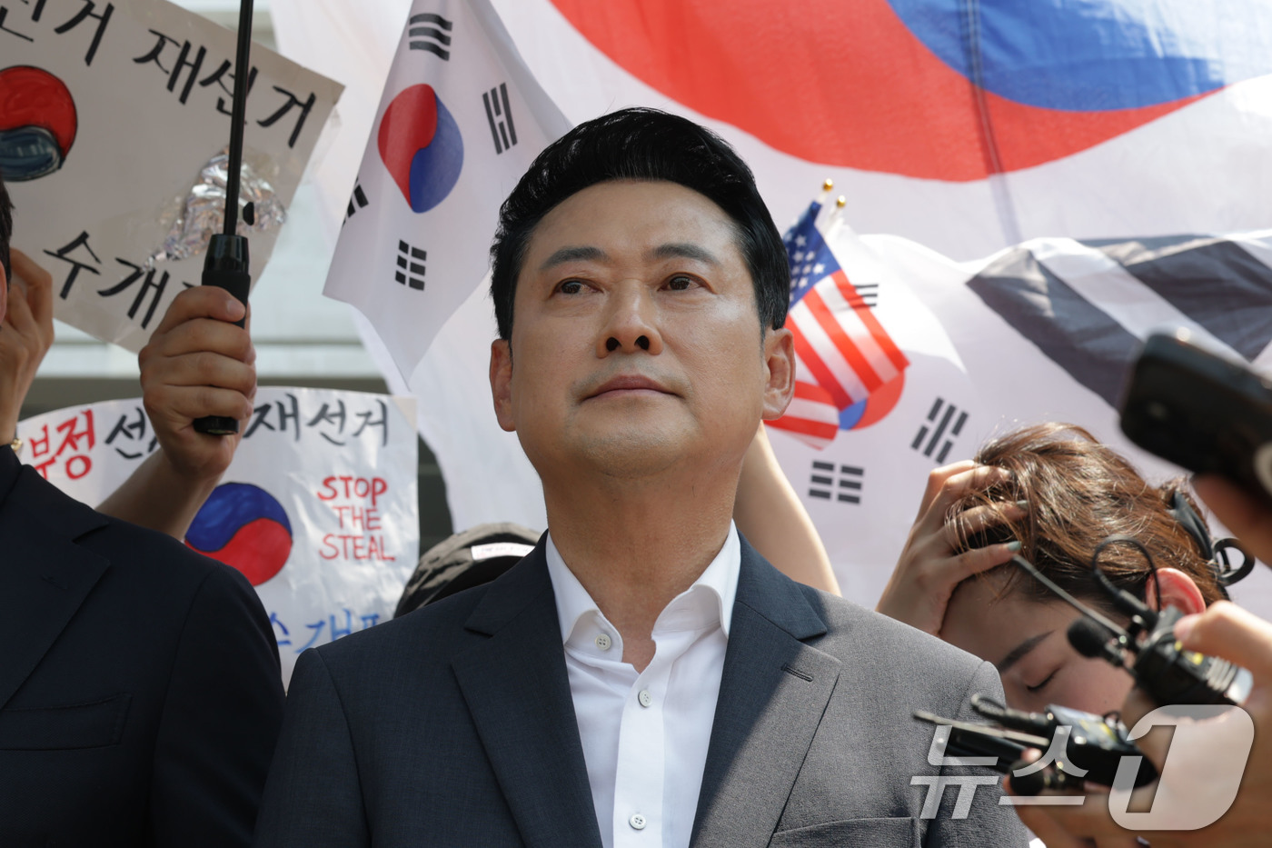 (서울=뉴스1) 김도우 기자 = 장동혁 국민의힘 대표가 16일 서울 송파구 올림픽공원 핸드볼경기장을 찾아 6·3 지방선거 '투표용지 부족 사태'로 봉쇄 시위를 하고 있는 현장을 방 …