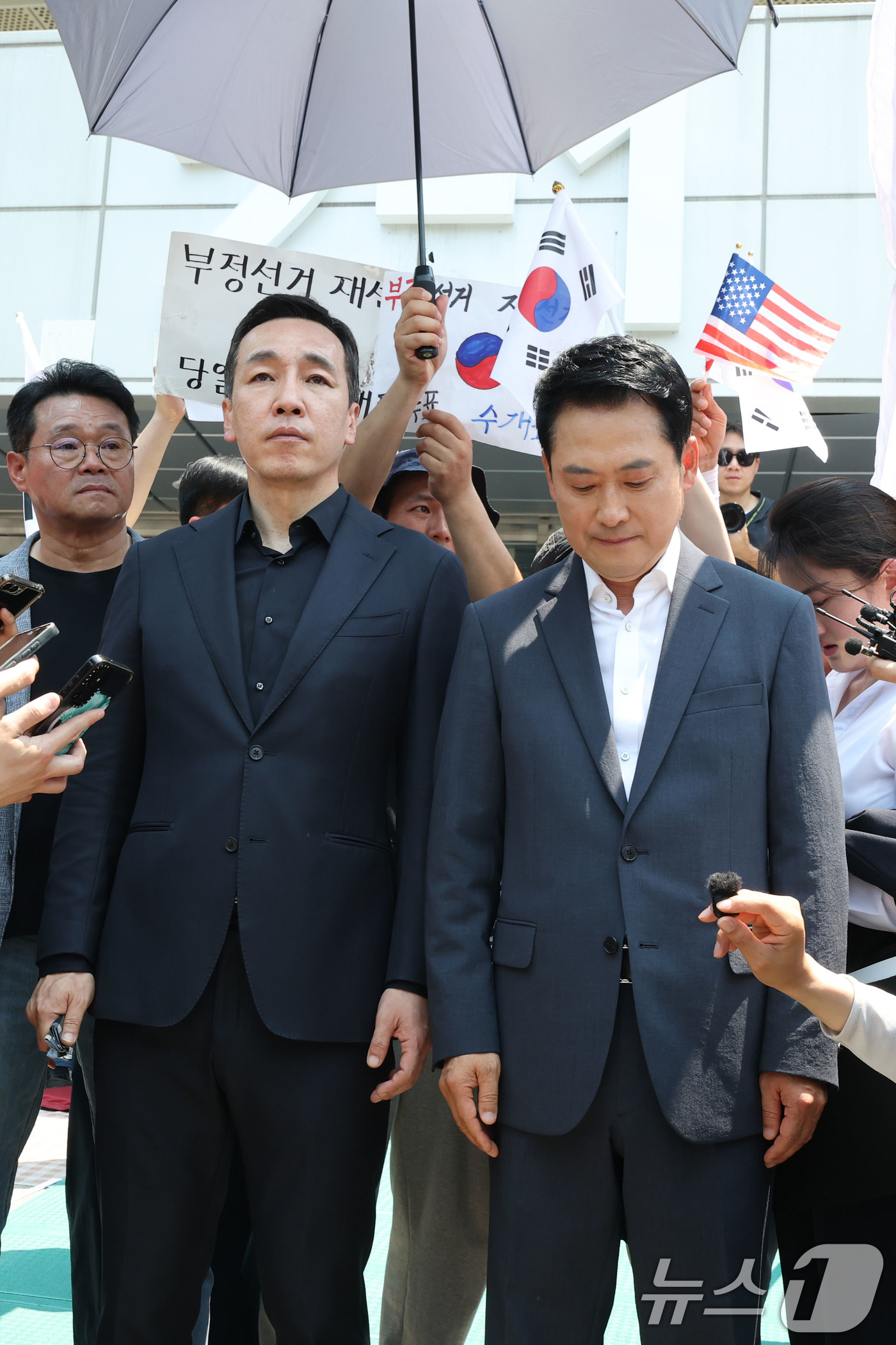 (서울=뉴스1) 김도우 기자 = 장동혁 국민의힘 대표가 16일 서울 송파구 올림픽공원 핸드볼경기장(잠실 개표소)을 찾아 생각에 잠겨 있다. (공동취재)2026.6.16/뉴스1