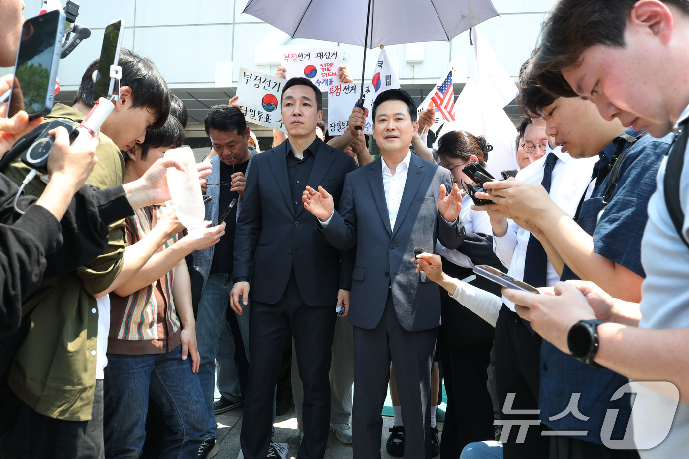 (서울=뉴스1) 김도우 기자 = 장동혁 국민의힘 대표가 16일 서울 송파구 올림픽공원 핸드볼경기장을 찾아 6·3 지방선거 '투표용지 부족 사태'로 봉쇄 시위를 하고 있는 시위대를 …