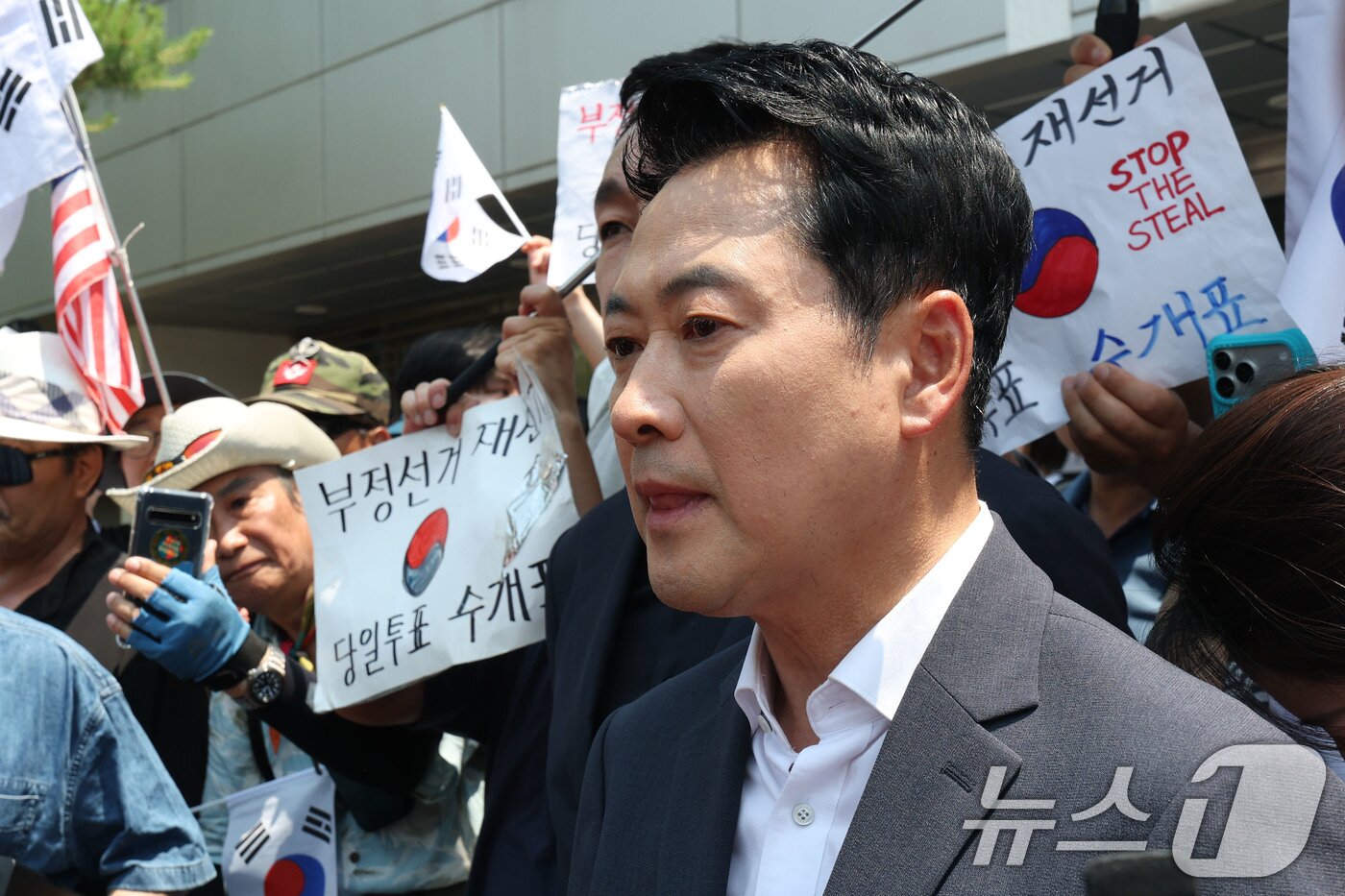 본문 이미지 - 장동혁 국민의힘 대표가 16일 서울 송파구 올림픽공원 핸드볼경기장을 찾아 6·3 지방선거 '투표용지 부족 사태'로 봉쇄 시위를 하고 있는 시위대를 격려하고 있다. (공동취재) 2026.6.16 ⓒ 뉴스1 김도우 기자