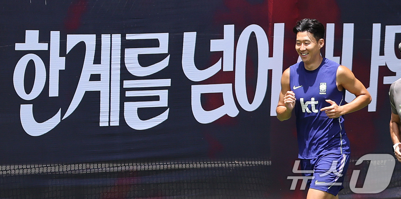 (과달라하라(멕시코)=뉴스1) 박지혜 기자 = 한국 축구 국가대표팀 주장 손흥민이 15일(현지시간) 멕시코 과달라하라 인근 사포판 치바스 바예 베르데 훈련장에서 개최국 멕시코와의 …