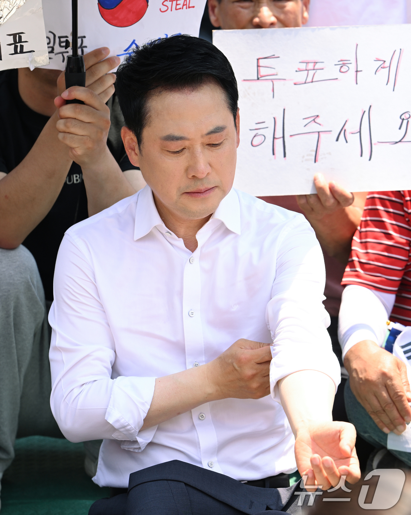 (서울=뉴스1) 김도우 기자 = 장동혁 국민의힘 대표가 16일 서울 송파구 올림픽공원 핸드볼경기장을 찾아 6·3 지방선거 '투표용지 부족 사태'로 봉쇄 시위를 하고 있는 현장을 방 …