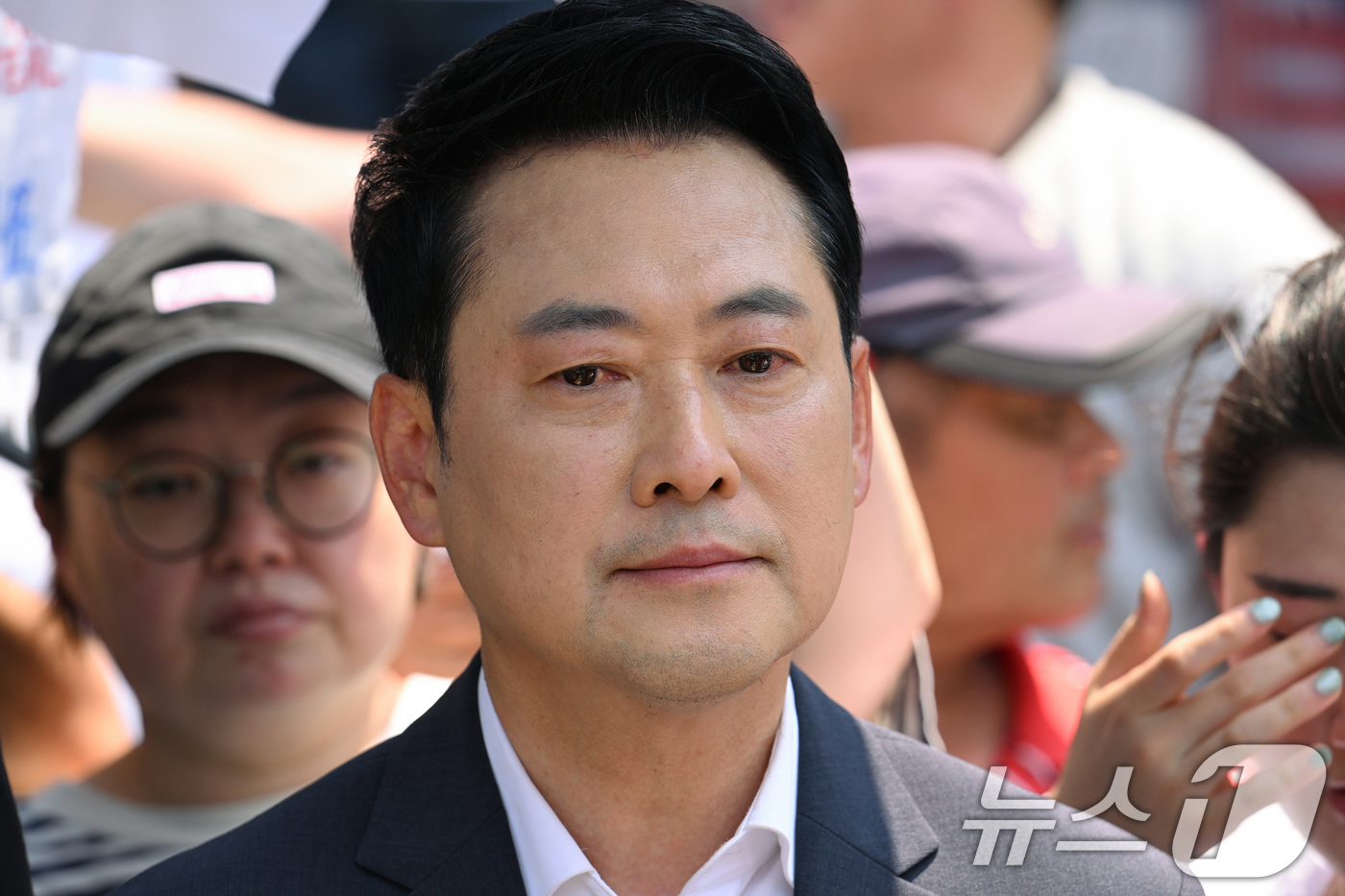 (서울=뉴스1) 김도우 기자 = 장동혁 국민의힘 대표가 16일 서울 송파구 올림픽공원 핸드볼경기장을 찾아 6·3 지방선거 '투표용지 부족 사태'로 봉쇄 시위를 하고 있는 현장을 방 …
