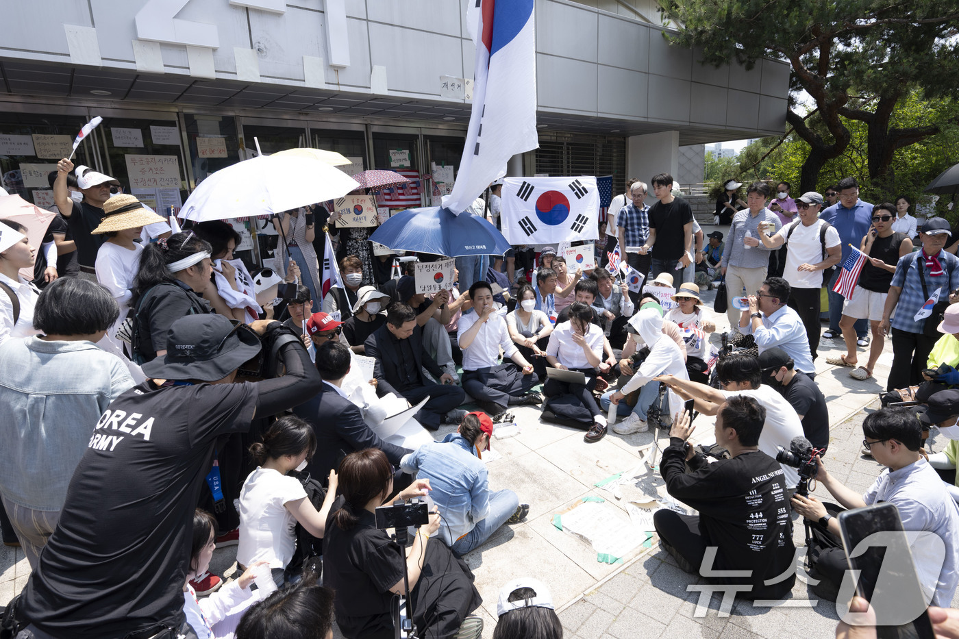 (서울=뉴스1) 김도우 기자 = 6·3 지방선거 '투표용지 부족 사태'로 12일째 잠실 개표소 봉쇄 시위가 이어지고 있는 16일 서울 송파구 올림픽공원 핸드볼경기장 앞에서 장동혁 …